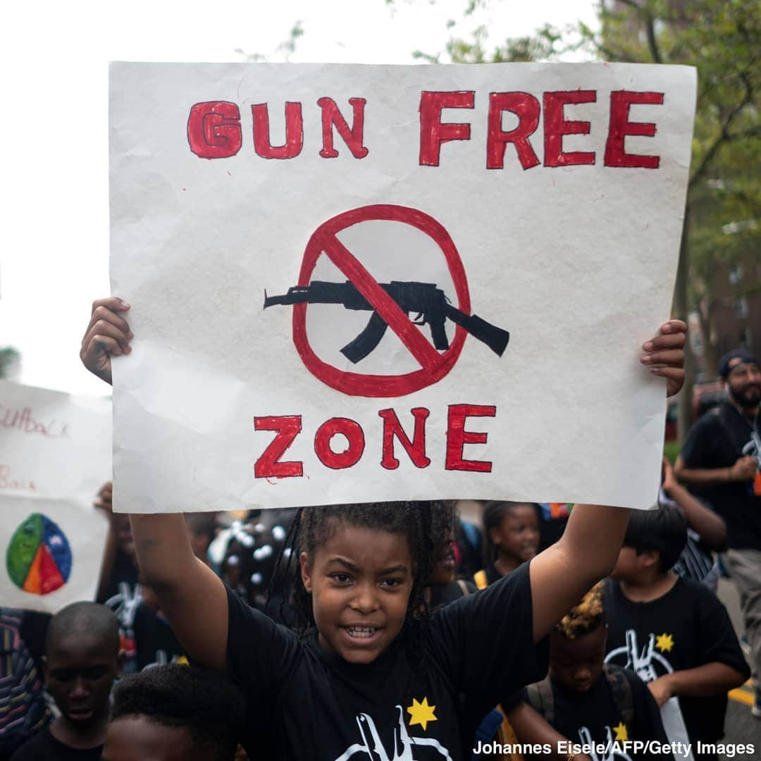 ABC Newsさんのインスタグラム写真 - (ABC NewsInstagram)「Students from the Harlem Children's Zone hold signs reading "GUN FREE ZONE" as they participate in the 25th Annual Children's March for Peace. #Harlem #elpaso #dayton #politics」8月8日 3時37分 - abcnews