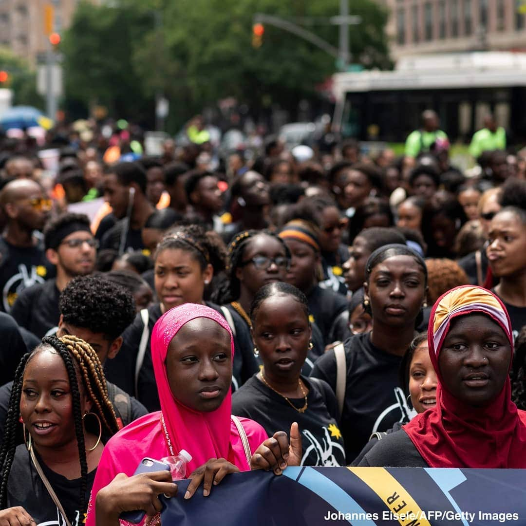 ABC Newsさんのインスタグラム写真 - (ABC NewsInstagram)「Students from the Harlem Children's Zone hold signs reading "GUN FREE ZONE" as they participate in the 25th Annual Children's March for Peace. #Harlem #elpaso #dayton #politics」8月8日 3時37分 - abcnews