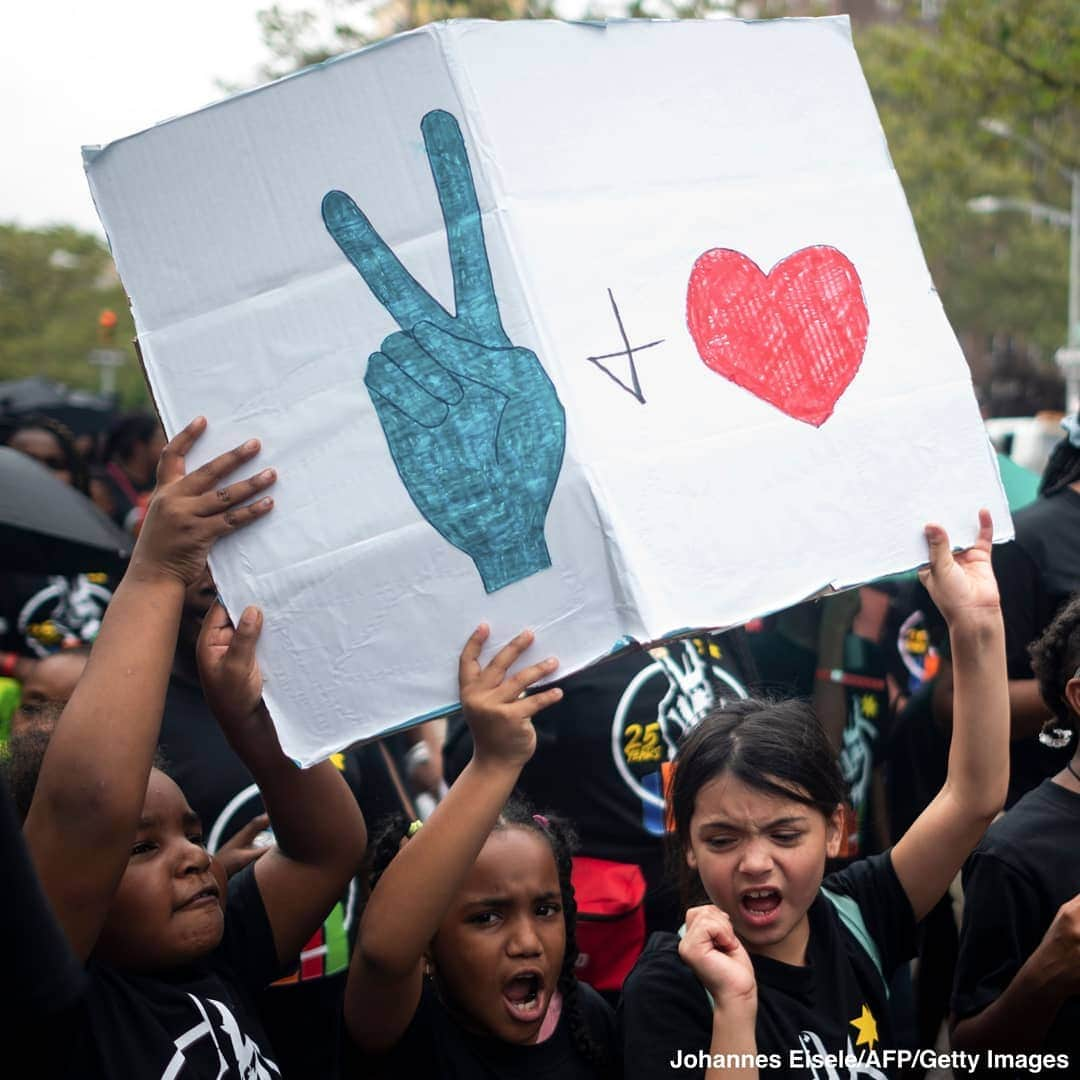 ABC Newsさんのインスタグラム写真 - (ABC NewsInstagram)「Students from the Harlem Children's Zone hold signs reading "GUN FREE ZONE" as they participate in the 25th Annual Children's March for Peace. #Harlem #elpaso #dayton #politics」8月8日 3時37分 - abcnews