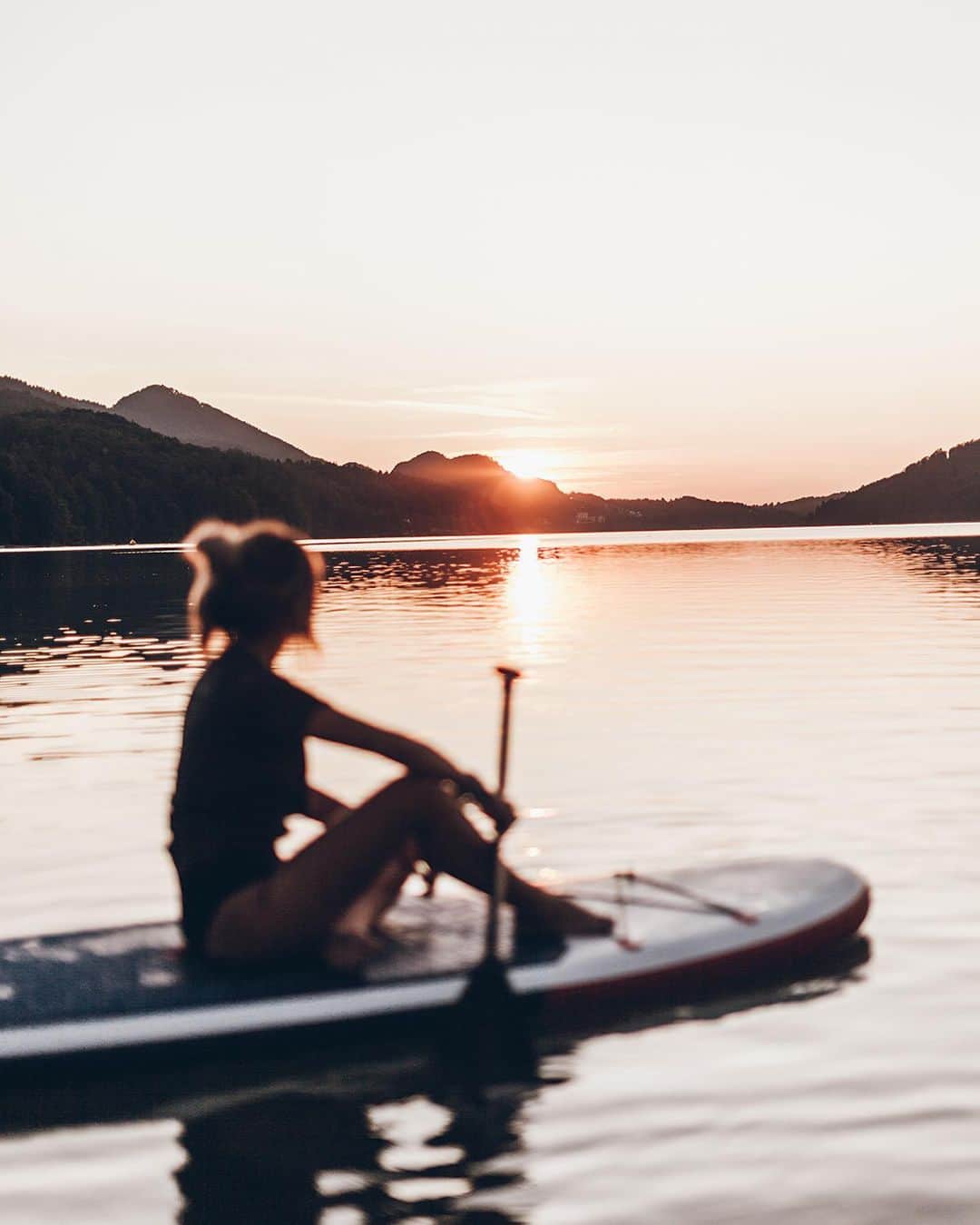 ジャクリーン・ミクタさんのインスタグラム写真 - (ジャクリーン・ミクタInstagram)「Best way to end the day 🖤 loved our SUPing at sunset on the lake last Sunday! #mikutatravels #salzburgerland *anzeige」8月8日 3時39分 - mikutas