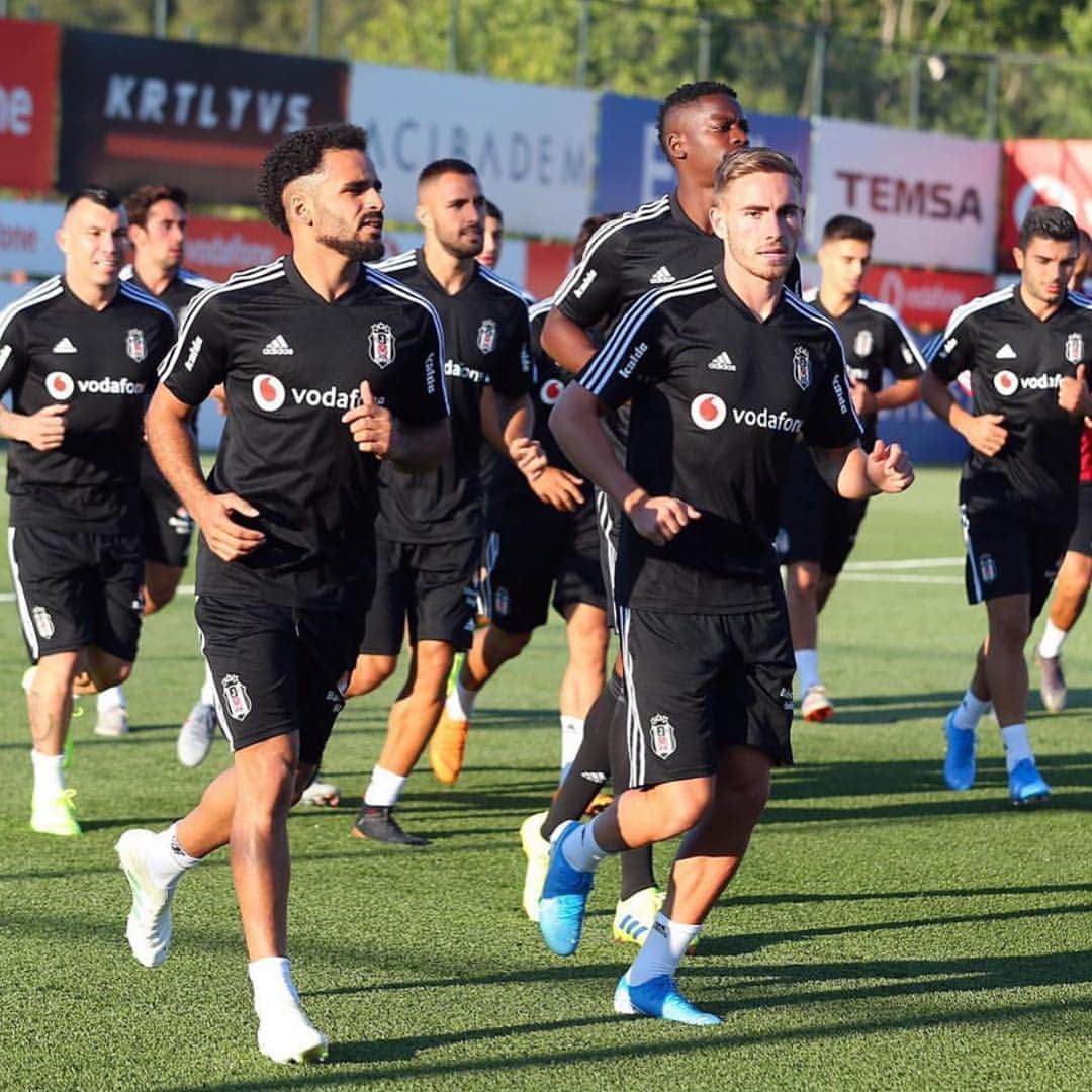 ドグラス・サントスのインスタグラム：「Training day ⚽️」