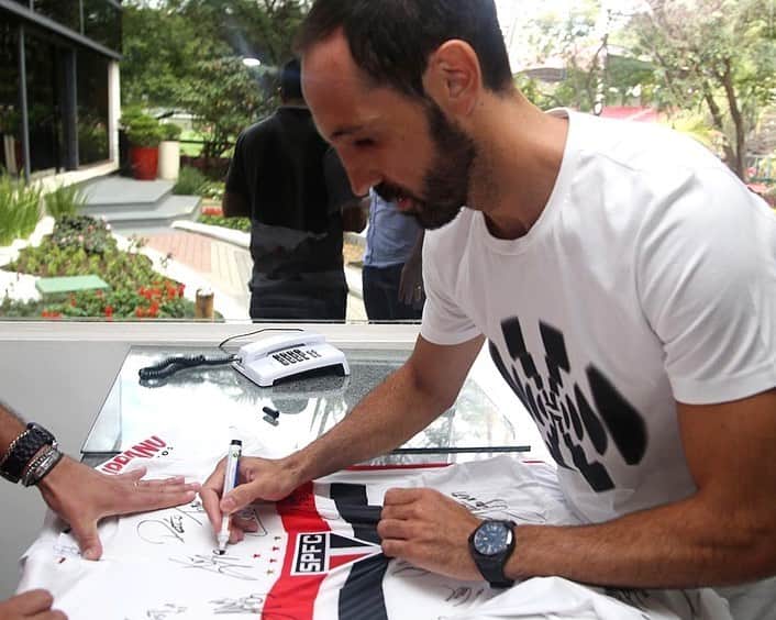 São Paulo FCさんのインスタグラム写真 - (São Paulo FCInstagram)「Olha só quem já está dando autógrafo por aqui. 🖊🇾🇪 #LaCasaDeJuan ⠀⠀⠀⠀⠀⠀⠀⠀⠀ 📸 Rubens Chiri / saopaulofc.net」8月8日 3時46分 - saopaulofc