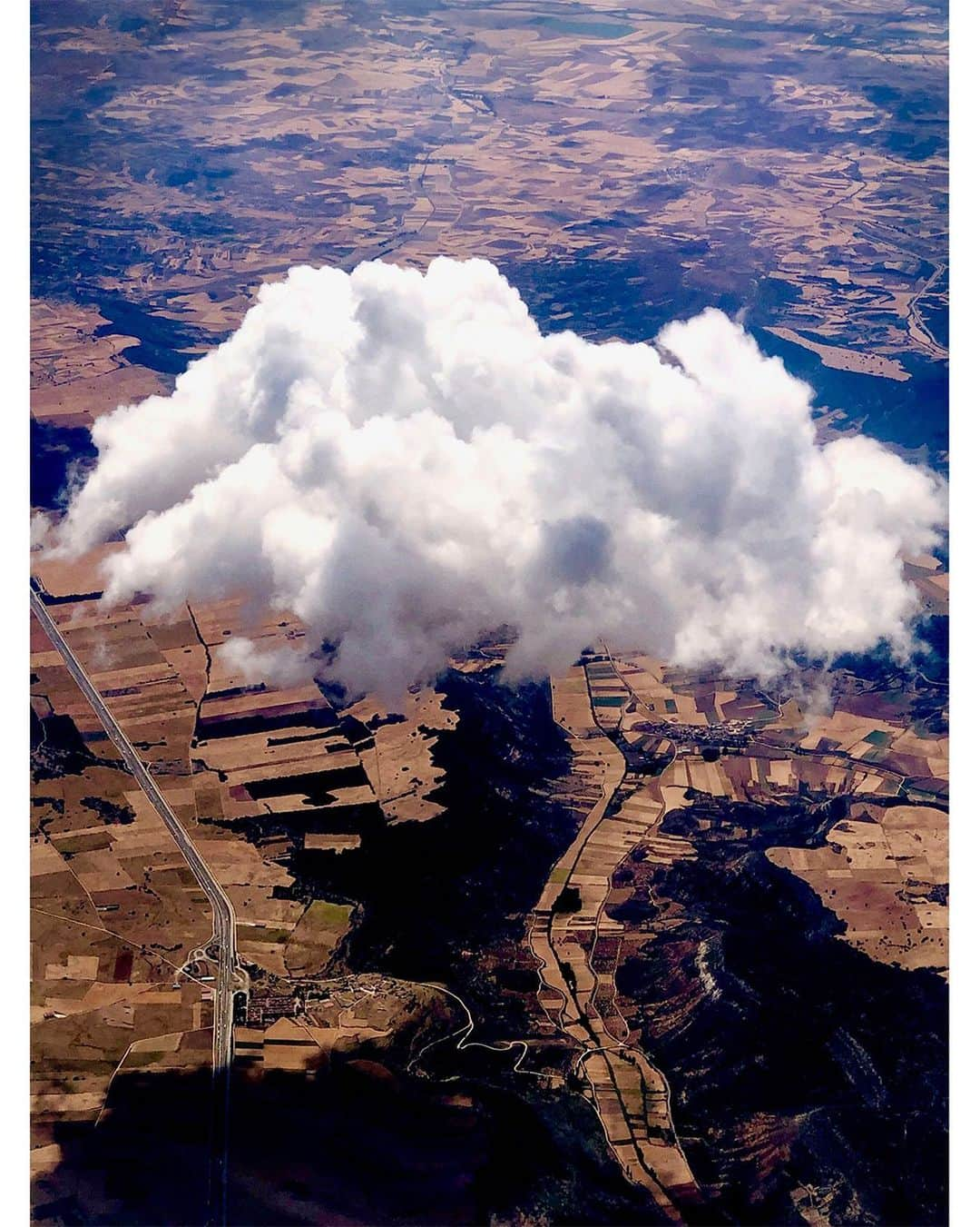 マリオ・テスティーノさんのインスタグラム写真 - (マリオ・テスティーノInstagram)「A LONELY CLOUD IN A SUMMER SKY #MarioTestino」8月8日 3時47分 - mariotestino