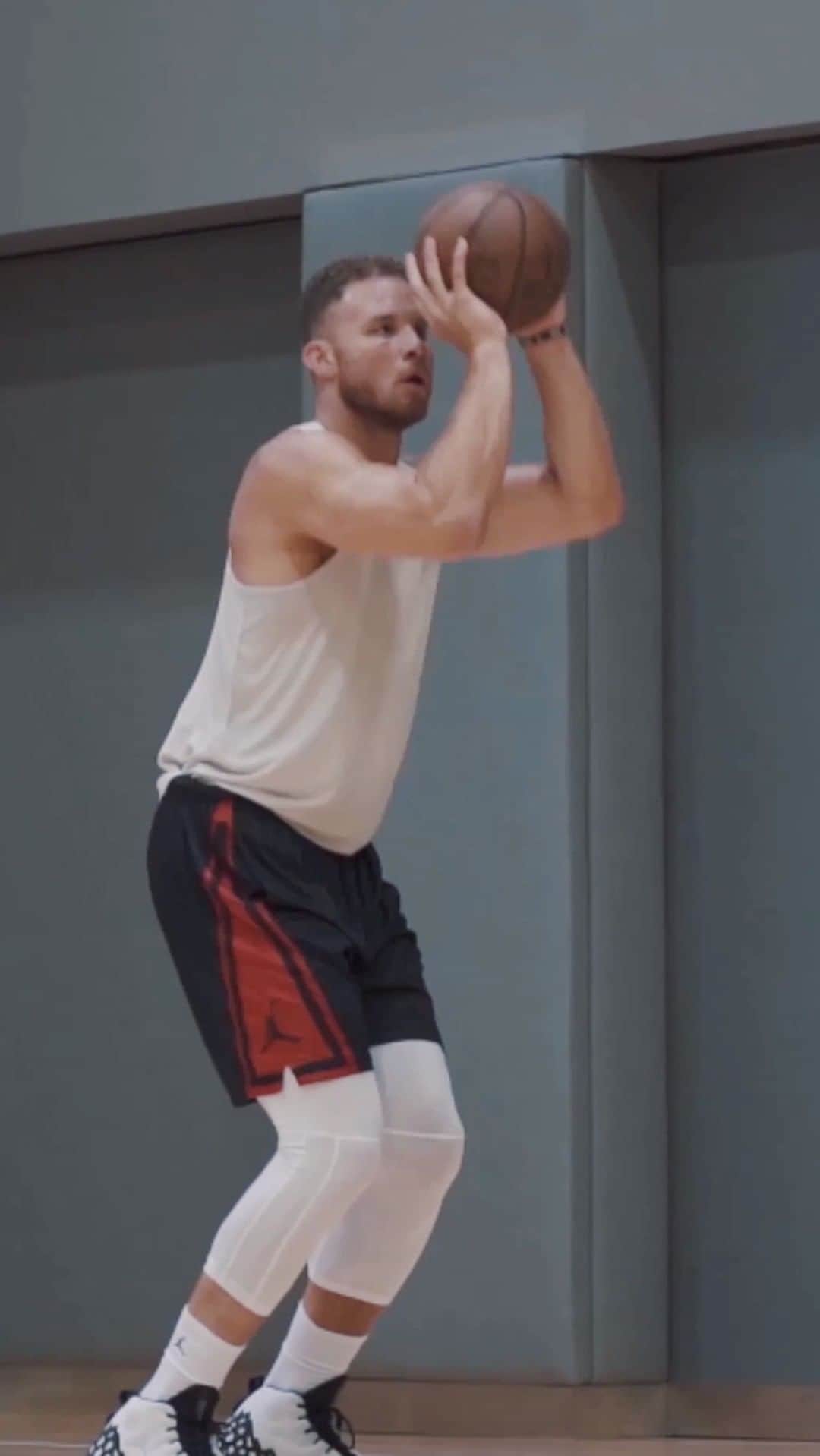 レッドブルのインスタグラム：「We went behind the scenes of practice with @BlakeGriffin23 and legendary trainer @cbrickley603 🏀⛹️‍♂️ #basketball #basketballtraining #bball #basketballskills #redbull #givesyouwings」