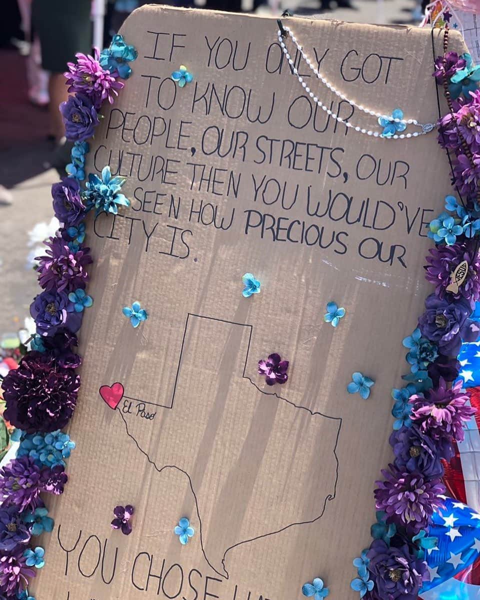 NBC Newsさんのインスタグラム写真 - (NBC NewsInstagram)「“You chose hate without knowing us. Our love will follow you for eternity,” a sign at the #ElPaso memorial says. . 📷 @reporterblayne」8月8日 4時01分 - nbcnews
