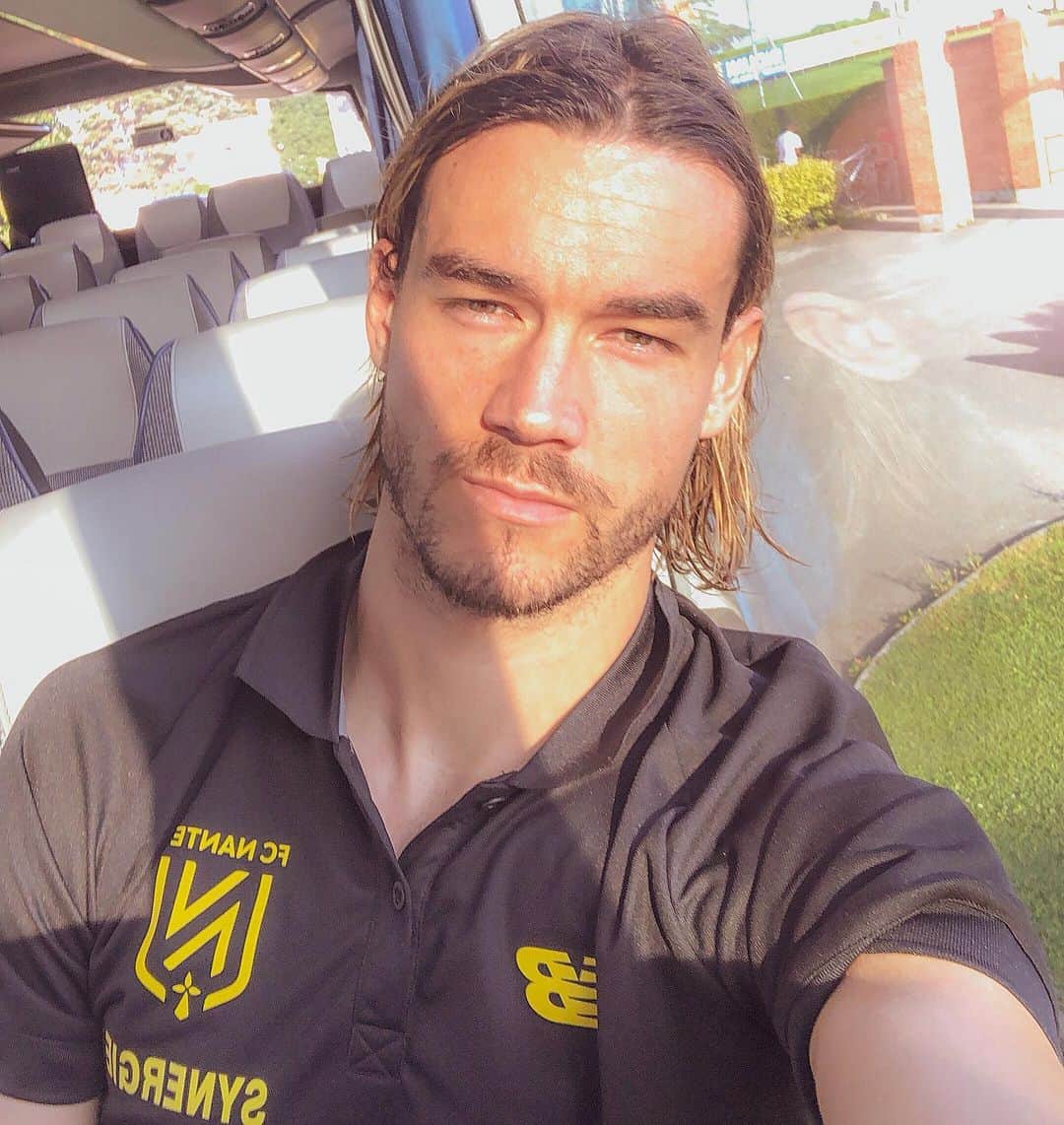 レネ・クルヒンのインスタグラム：「The League week is here... #ligue1 #nantes #lille」