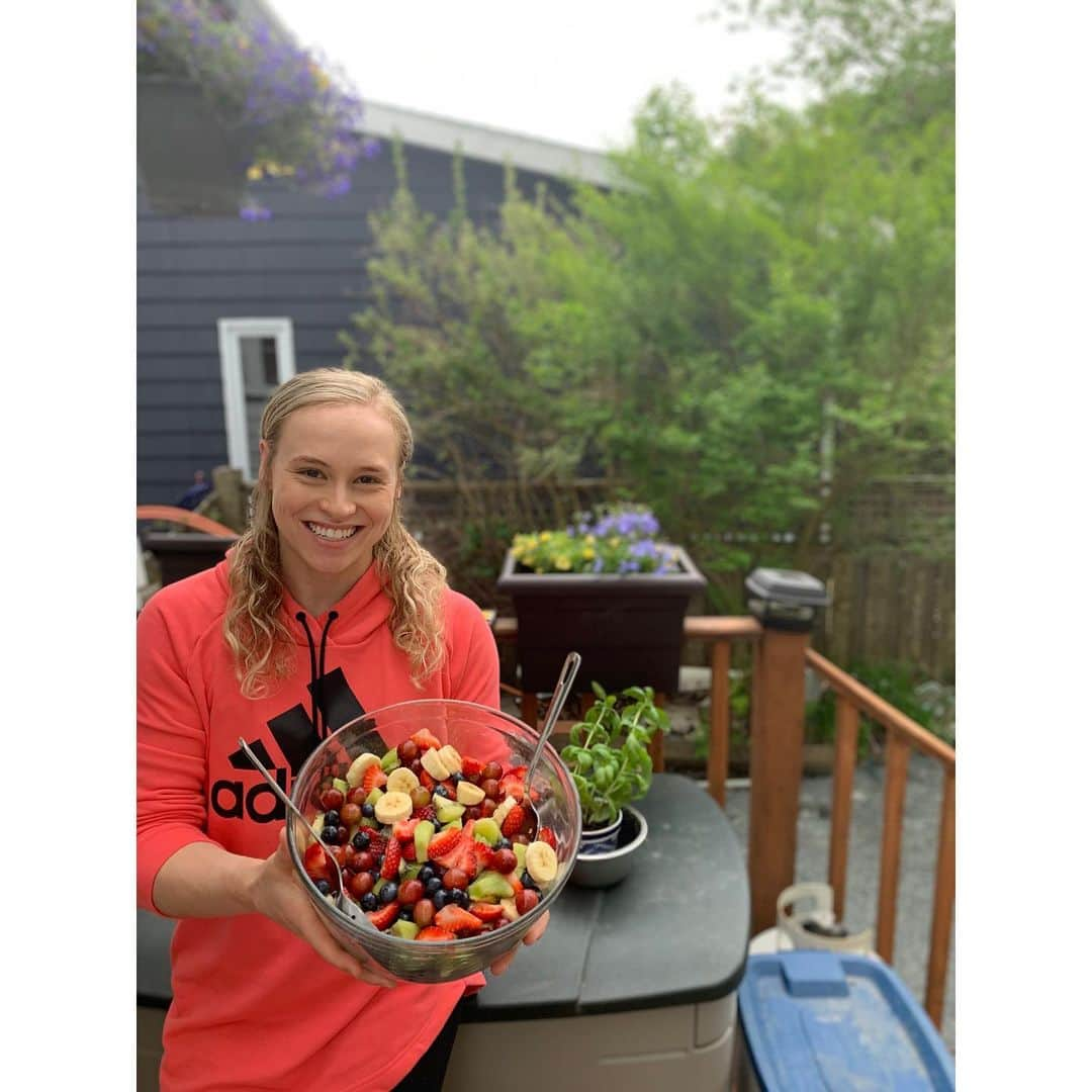 エリー・ブラックさんのインスタグラム写真 - (エリー・ブラックInstagram)「Back to Canada, summer weather and summer foods! I love fruit and especially a good fruit salad. Such a healthy and delicious treat for the warm weather. You can toss anything you want in and create your own variations! 🙌🏻🍌🍇🥝🍓 . Ingredients: . - Banana’s, Strawberries, Blueberries, Kiwis, and Grapes . Cut up fruit and mix together in a big bowl! Enjoy!」8月8日 4時00分 - ellieblack_