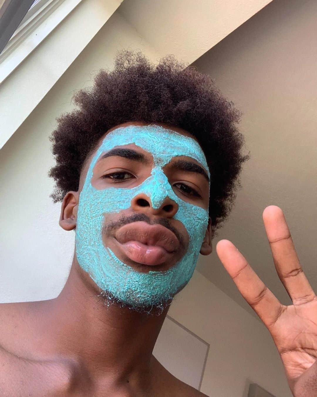 LUSH Cosmeticsさんのインスタグラム写真 - (LUSH CosmeticsInstagram)「No need to feel blue when you have glowing skin. Don't Look At Me 👀 Fresh Face Mask keeps things bright with  gently polishing ground rice and toning lemon juice. Smooth it on, and rinse away 15 minutes later to reveal your gorgeousness. 💙/📷: @kingsteelton⁠ *⁠ *⁠ *⁠ *⁠ *⁠ #skincaretips #selfcarethreads #selfcaretips #selfcareday #selfcarematters #selfcareeveryday #selfcareisntselfish #skincareshop #selfcareissacred #skincare #beauty #skincareroutine #beautytips #skincareproducts #skincareaddict #instaskincare #sensitiveskin #beautyproducts #skincarelover」8月8日 4時00分 - lushcosmetics