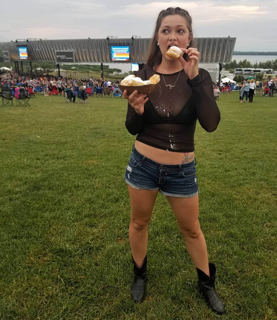 Chelsie Arynのインスタグラム：「Hey you yes you..I see you laughing at me last night at the Billy Idol concert 💕」