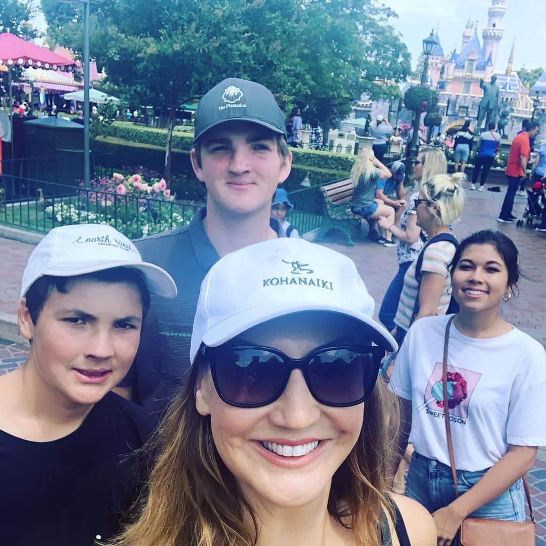 ヘザー・マクドナルドのインスタグラム：「At @disneyland with my babies! Are you here too? Feel free to come up to me and let me know you’re coming to @irvineimprov next weekend I want my kids to know! #juicyscoop」