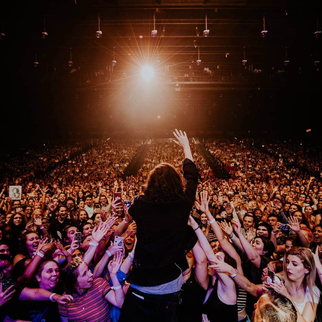 ホージアさんのインスタグラム写真 - (ホージアInstagram)「My first night in Windsor, thank you so much for that welcome. Will see you again, we had a ball 🖤 @caesarswindsor 📸 @austinroa」8月8日 4時17分 - hozier