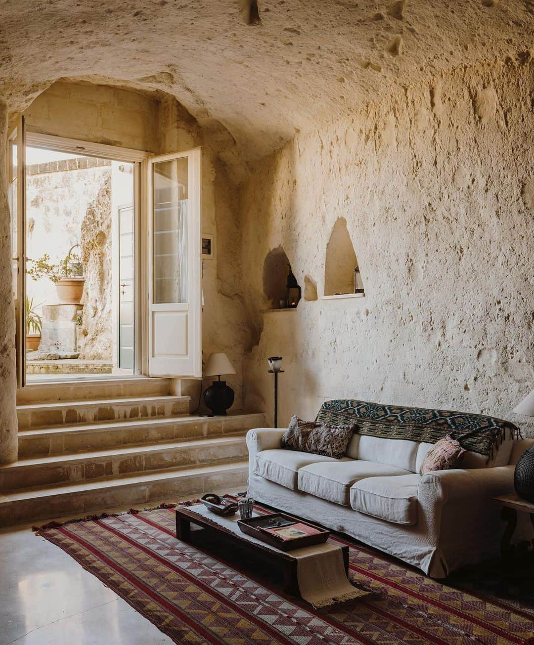 Airbnbさんのインスタグラム写真 - (AirbnbInstagram)「Superhosts Francesco and Cinzia have an ancient cave apartment with a history that really rocks. Let your mind wander back in time as you admire the stone structure, unwind on the private terrace, or explore the storied streets of Matera’s Casalnuovo neighborhood.  Tap the link in our bio to discover more portals to the past in Airbnb Magazine.  Photo: @salvalopez」8月8日 4時25分 - airbnb