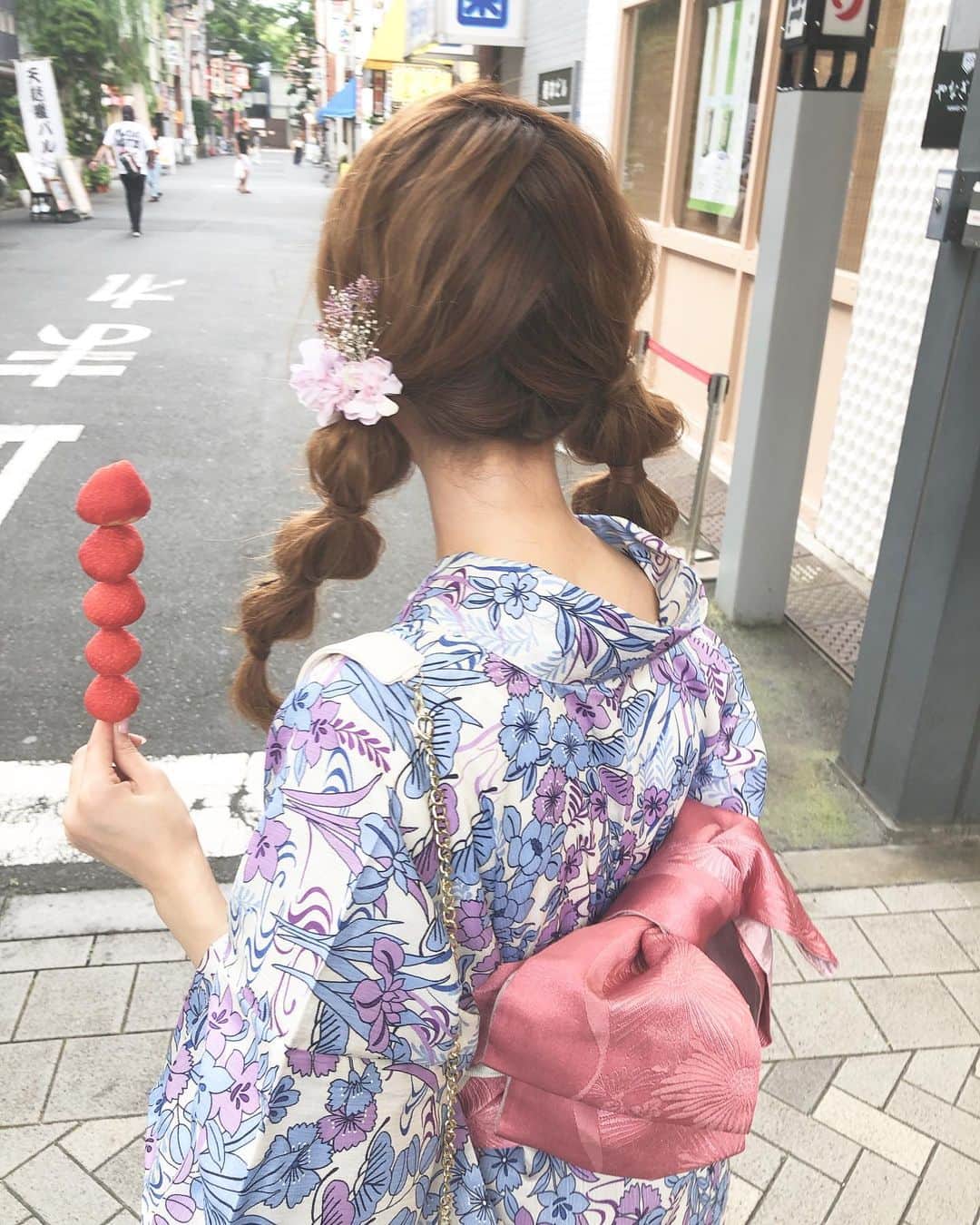 Isakoさんのインスタグラム写真 - (IsakoInstagram)「. 今日は浴衣撮影でした👘💓 . . 暑かったけれど、とーっても可愛い レトロな浴衣を着せてもらって 大満足でした🥰💓💓 . 浴衣、ヘアともに @asakusa_sawadaya さん💫 . バッグ @lerevevaniller 🍒 . . このいちご串は、冷凍バージョン🍓笑 . . . #浴衣#浴衣ヘア#浴衣デート#浴衣ヘアアレンジ#浴衣女子#浴衣コーデ#浴衣コーディネート#浅草#浅草食べ歩き#いちご#レトロコーデ#ツインテ#ツインテール#asakusa#sensoji#yukata」8月7日 19時35分 - ichaaako