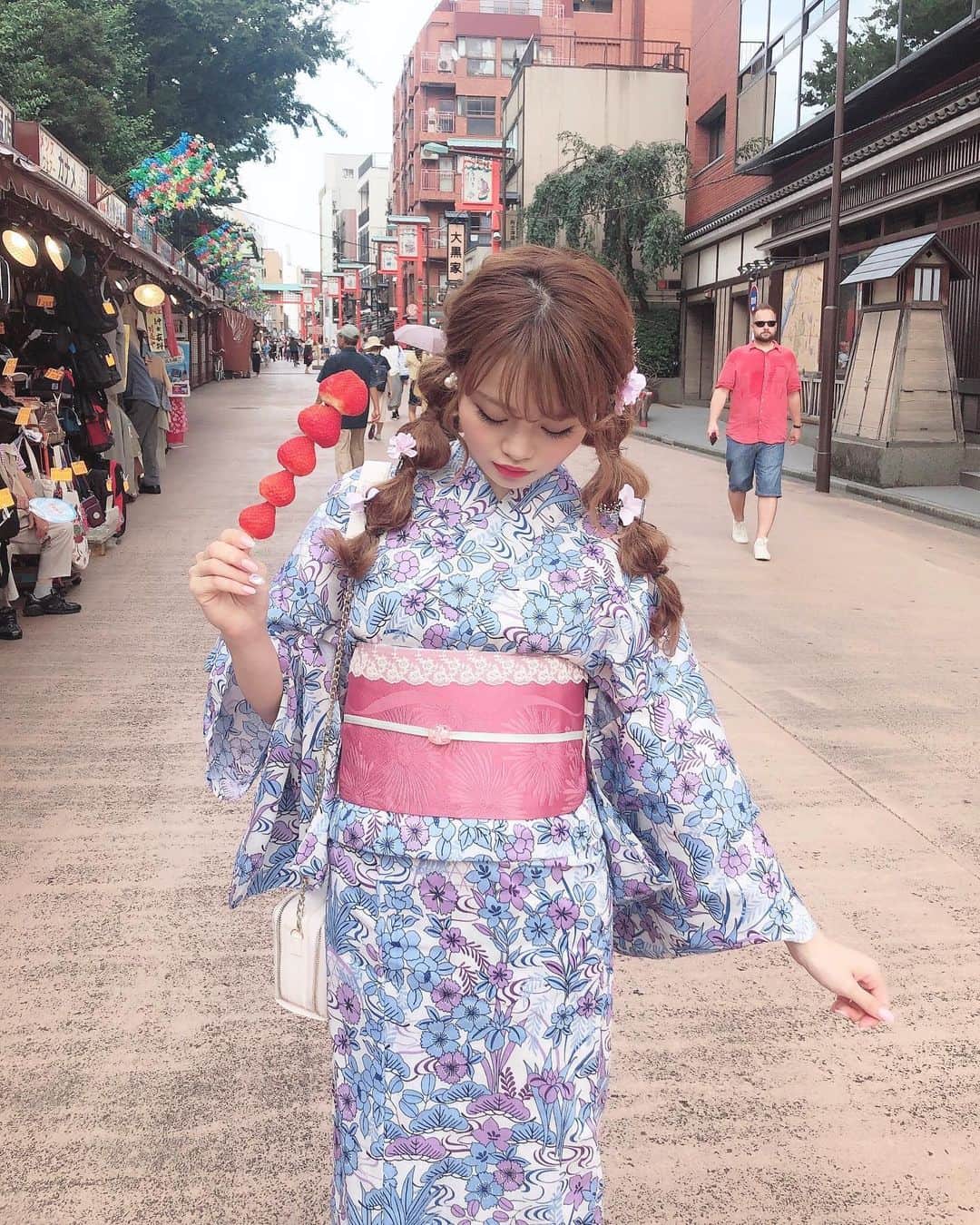 Isakoさんのインスタグラム写真 - (IsakoInstagram)「. 今日は浴衣撮影でした👘💓 . . 暑かったけれど、とーっても可愛い レトロな浴衣を着せてもらって 大満足でした🥰💓💓 . 浴衣、ヘアともに @asakusa_sawadaya さん💫 . バッグ @lerevevaniller 🍒 . . このいちご串は、冷凍バージョン🍓笑 . . . #浴衣#浴衣ヘア#浴衣デート#浴衣ヘアアレンジ#浴衣女子#浴衣コーデ#浴衣コーディネート#浅草#浅草食べ歩き#いちご#レトロコーデ#ツインテ#ツインテール#asakusa#sensoji#yukata」8月7日 19時35分 - ichaaako