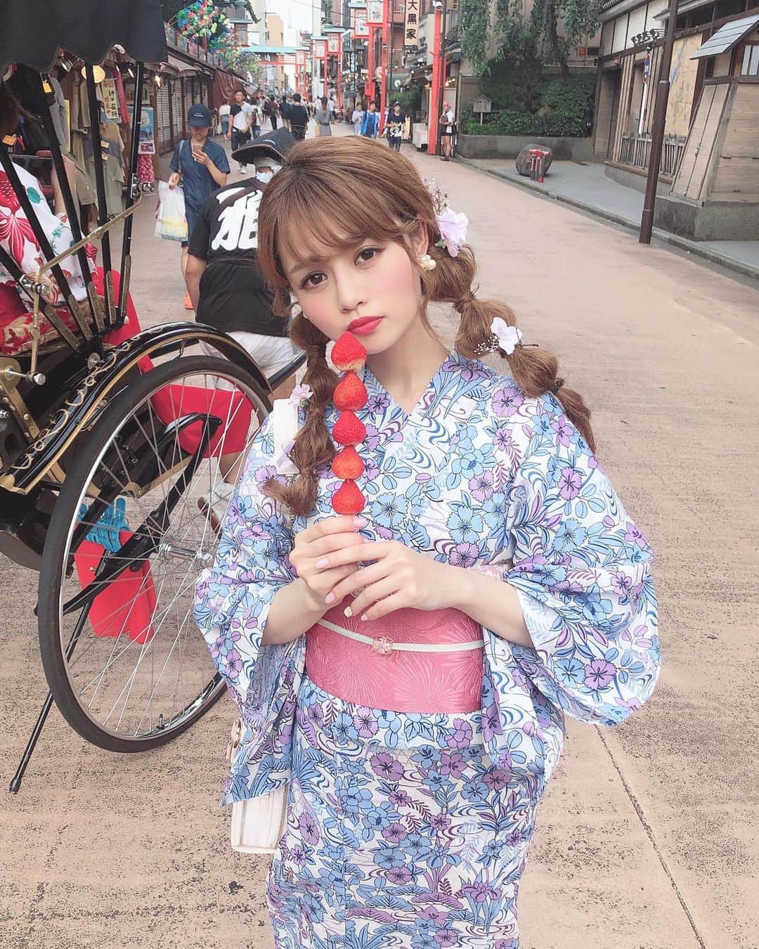 のインスタグラム：「. 今日は浴衣撮影でした👘💓 . . 暑かったけれど、とーっても可愛い レトロな浴衣を着せてもらって 大満足でした🥰💓💓 . 浴衣、ヘアともに @asakusa_sawadaya さん💫 . バッグ @lerevevaniller 🍒 . . このいちご串は、冷凍バージョン🍓笑 . . . #浴衣#浴衣ヘア#浴衣デート#浴衣ヘアアレンジ#浴衣女子#浴衣コーデ#浴衣コーディネート#浅草#浅草食べ歩き#いちご#レトロコーデ#ツインテ#ツインテール#asakusa#sensoji#yukata」