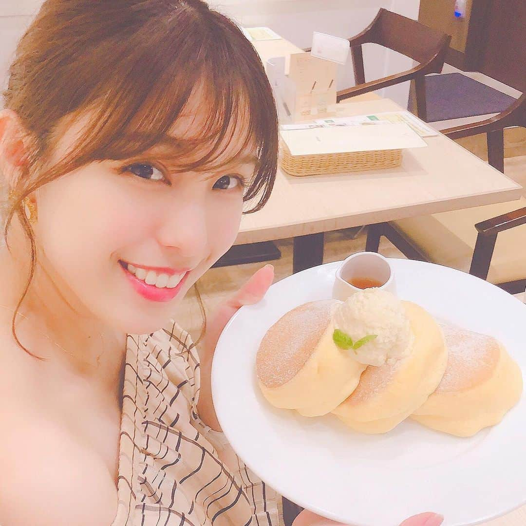 小嶋菜月さんのインスタグラム写真 - (小嶋菜月Instagram)「幸せのパンケーキ🥞 . . ずーーーと、ずーーーと行ってみたくて 念願の幸せのパンケーキ…☺️♥️ . . ふわふわとろとろで美味しくて 本当に、幸せのパンケーキでした🥰笑 . . 私は横浜中華街店に行ったよ❣️ . . すごく綺麗だったし、 ハンモックがあったりして、 お洒落空間でした…😆✨ . . #パンケーキ #幸せのパンケーキ #横浜 #中華街 #🥞」8月7日 19時27分 - kojimanatsuki_offical