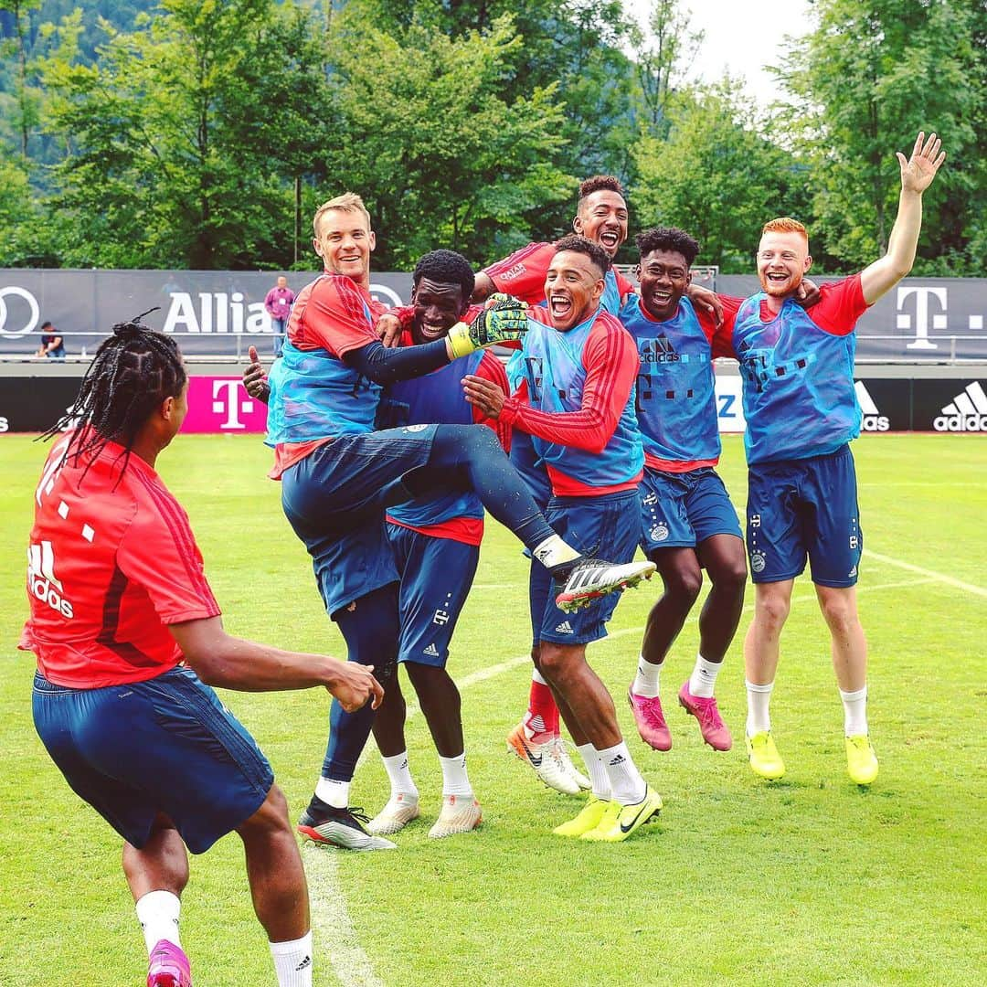 バイエルン・ミュンヘンさんのインスタグラム写真 - (バイエルン・ミュンヘンInstagram)「That winning feeling! 💥 The boys won the training challenge - swipe left to see who crashed the party! 😂 #FCBayern #MiaSanMia」8月7日 19時28分 - fcbayern