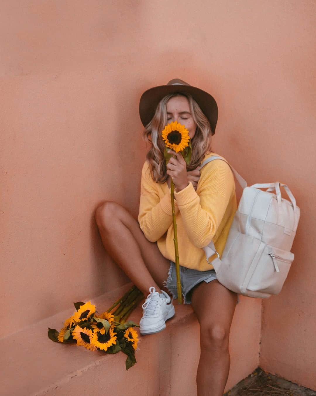 Kapten & Sonさんのインスタグラム写真 - (Kapten & SonInstagram)「'Every summer leaves you with a new story to tell!' 🌻 @julescecilia wears our stylish Bergen Sandstone! ✨ #bekapten #kaptenandson⁠ .⁠ .⁠ .⁠ #backpack #sunflower #summertime #summervibes #summeroutfit #outfitinspo #fashionlover #fashionaddicted  #instafashion #accessories #fashiongram」8月7日 19時30分 - kaptenandson