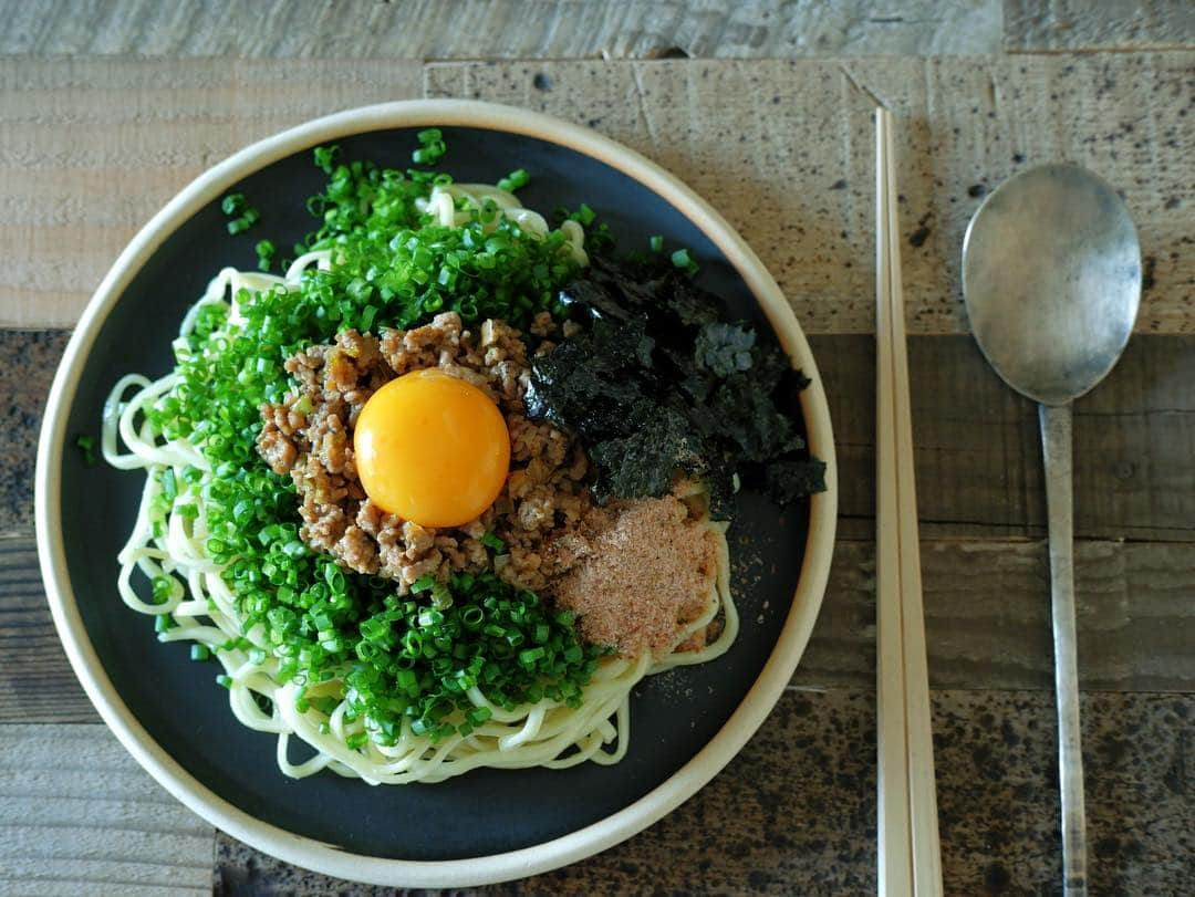 NEXTWEEKENDさんのインスタグラム写真 - (NEXTWEEKENDInstagram)「【新着コラム】﻿ 手早く作れて喉ごしもいい麺類は、夏のおうちごはんの強い味方ですよね。﻿ ﻿ 今月のコラム「知っておきたい器のあれこれ」では、夏の麺料理がグレードアップする器選びのコツをご紹介中。﻿ ﻿ ✔️ソース焼きそばを、ヴィンテージの器に﻿ ✔️エスニック麺は和柄の食器にぴったり﻿ ✔️異国の屋台気分が味わえるアルミの小皿が使える﻿ ✔️具材たっぷりの和え麺は、モノトーンの器に﻿ etc…﻿ ﻿ 続きは @nextweekend_jp WEBサイトより。﻿ ﻿ #ややワイルド﻿ #週末野心﻿ #うつわ好き﻿ #知っておきたい器のあれこれ﻿ Writer : @mytable.atami @yui_itoh」8月7日 19時31分 - nextweekend_jp