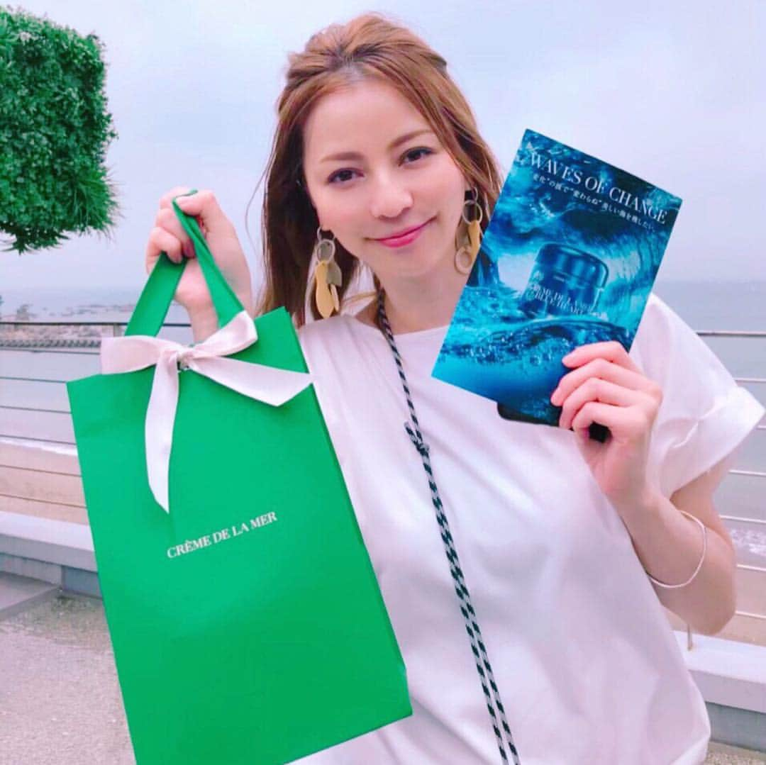 GINGERさんのインスタグラム写真 - (GINGERInstagram)「9月号香里奈連載では、6月8日ワールドオーシャンズデイに参加したビーチクリーンの様子をレポート✍️ ドゥ・ラ・メールの海洋自然保護活動についても貴重なお話を伺いました😆‼️ . GINGER10周年記念の体験レポートに応募してくれた読者のみんなと海の大切さを実感し、個人が今できることを見つめ直せた素晴らしい機会でした✨ #ドゥラメール #delamer #lamerblueheart #lamerdonation #香里奈 #オフショット #ビーチクリーン #ginger #ジンジャー #gingerweb」8月7日 19時43分 - ginger_magazine