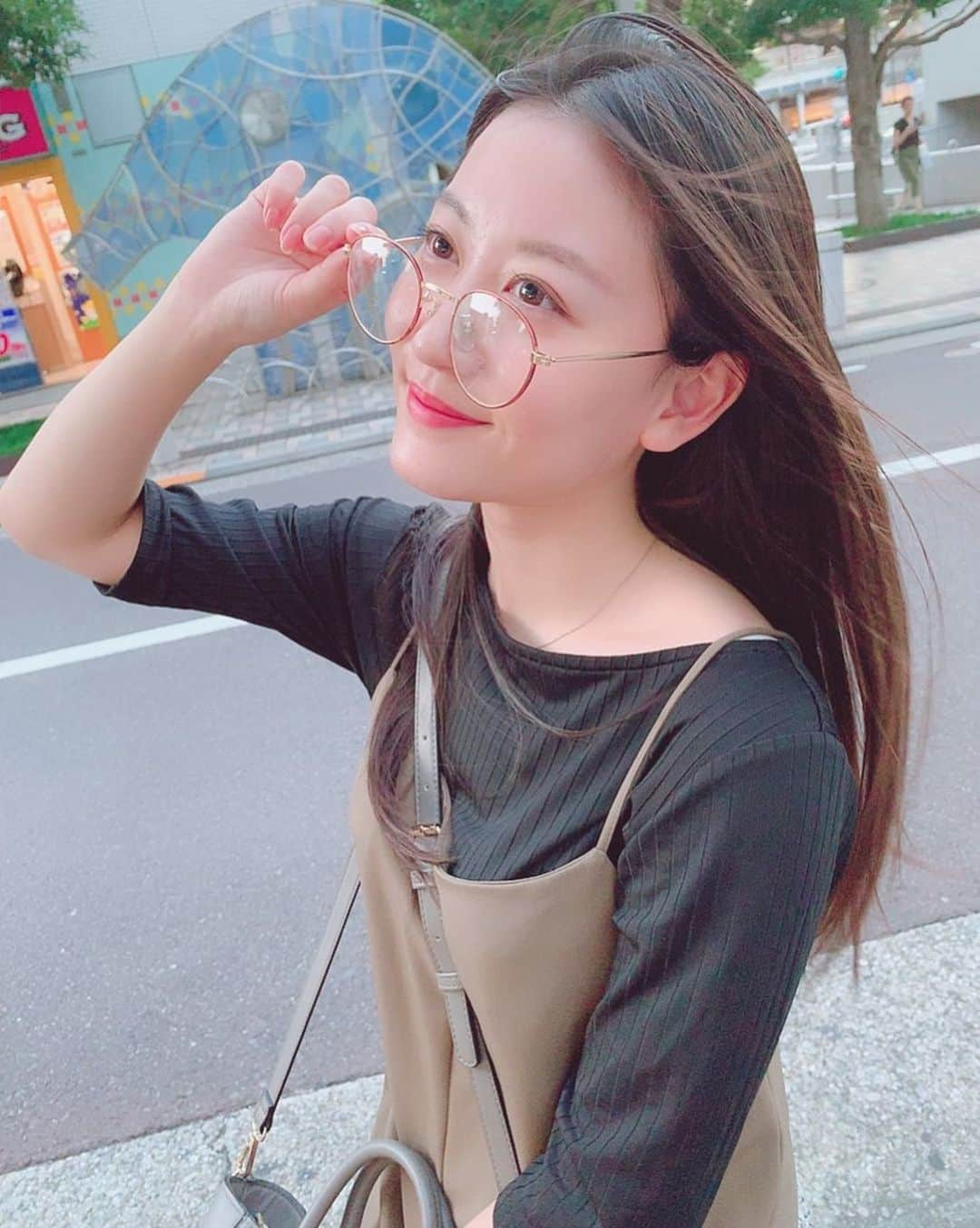 上西恵さんのインスタグラム写真 - (上西恵Instagram)「誰に選んでもらったメガネでしょう😊😊👓 ⠀ 写真撮ってくれたのは 安定に、三浦亜莉沙！！！ ⠀ #メガネ #メガネ女子」8月7日 19時43分 - jonishi_kei