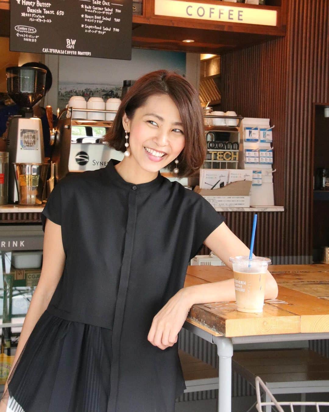 のインスタグラム：「なんなんだこの暑さは！生きているだけで水分と体力を奪われるっ。。。黒を着るのはしばらくは夜だけにしようと思った。 . ブラウス… @rawfudge_official  ピアス… @sheriche.official」