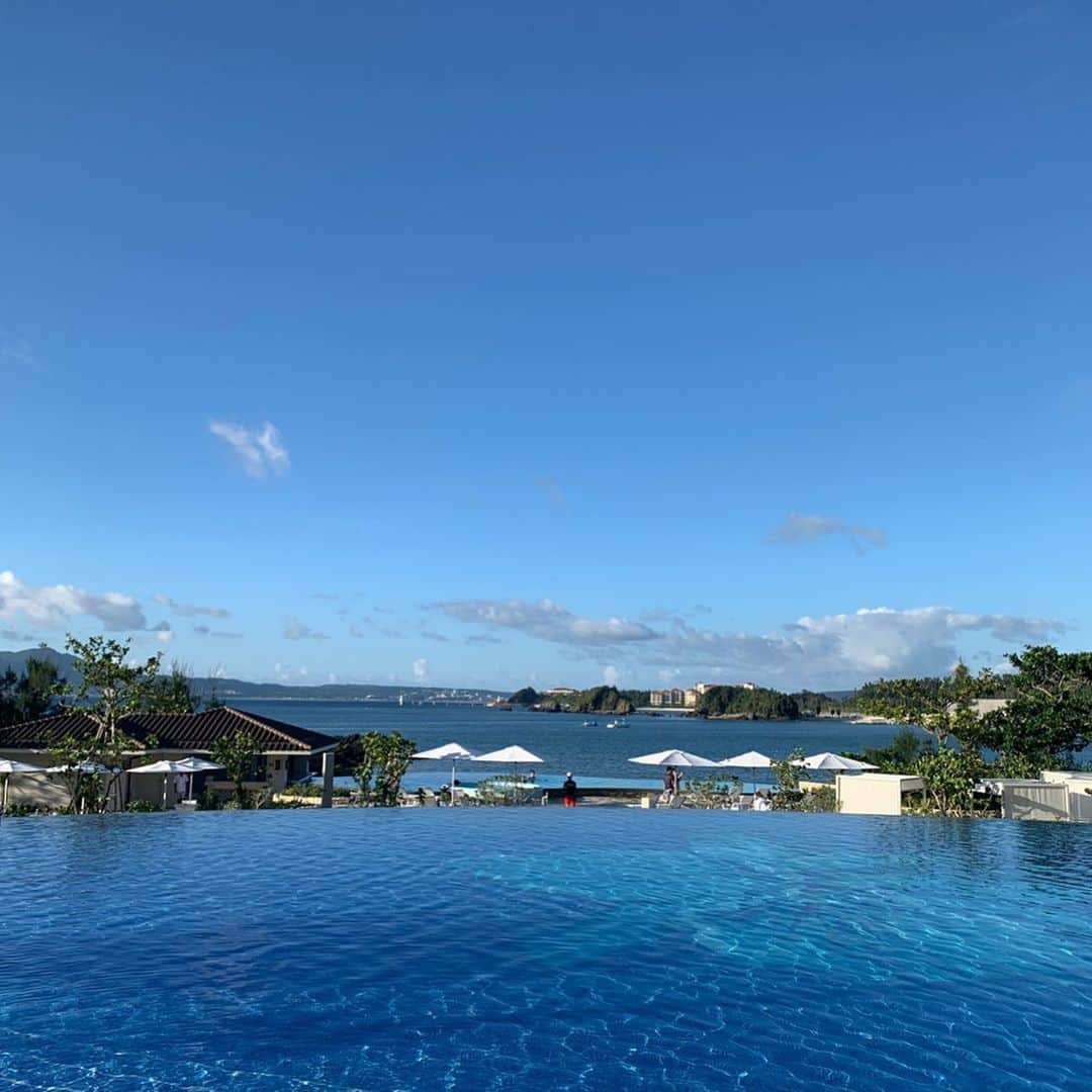 SPARAさんのインスタグラム写真 - (SPARAInstagram)「ハレクラニ沖縄のプールは一番大きいオーキッドプールがメインプールで、大人しか入れないインフィニティプールなど全部で5タイプあります！ オーキッドマークを配したプールはまさにハワイのハレクラニの象徴ですよね←行った事無いけど。  #ハレクラニ沖縄#halekulaniokinawa  #オーキッドプール」8月7日 19時41分 - spara_aco