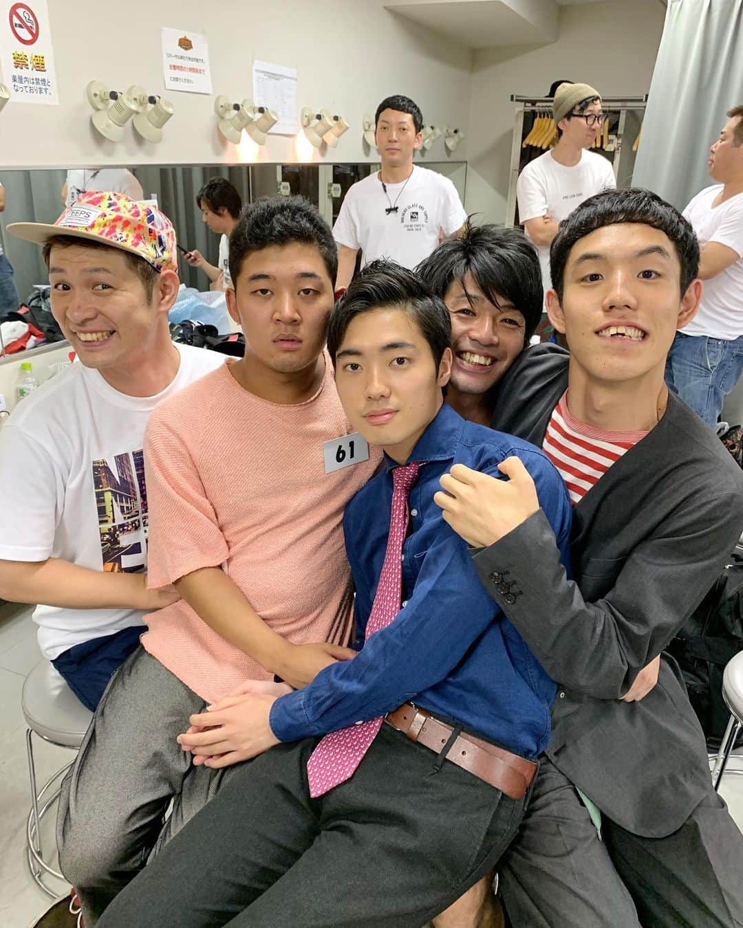 のインスタグラム：「丸椅子はキツイて、、、。 #四千頭身 #会ったら #椅子ぎゅうぎゅうノリ #山さん」