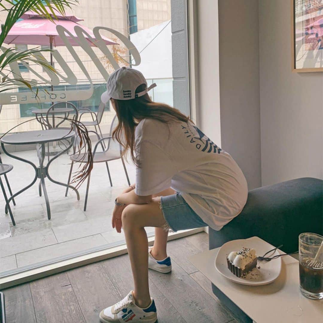 チョ・ミニョンさんのインスタグラム写真 - (チョ・ミニョンInstagram)「오래 기다려주신 #쌩얼소멸캡 을 어즈로니 6주년 이벤트로 1 + 1  29,000원에 500분 한정으로 1000개 쏩니다 🥰❣️#쌩얼주의 - •1, 평소 쌩얼로 다닐 때 써야지 해서 구매하면 옆 사진처럼 정말 쌩얼 정확하게 노출 되고 얼굴이 더 커보여서 스트레스 받으셨던 분들 ⠀⠀⠀⠀⠀⠀⠀ •2, 몇 번의 구매 실패로 정말 챙 큰거 사야지 해서 구매하면 세기말의 감성 너무 큰 힙합모자가 와서 근처  남자형제 주신분들 ⠀⠀⠀⠀⠀⠀⠀ •3, 너무 두껍고 빳빳해서 머리 땀차고 두상 커보이고 뭔가 찌그러진 두상 처럼 미워보이게 삐죽했던 분들 ⠀⠀⠀⠀⠀⠀⠀ •4, 커플이 써도 예쁜 캡모자 찾는 분 들 - 딱 적당항 두께의 두상이 예뻐보이게 동그랗게 감싸며, 캡은 일반 캡보다 크고 넓지만  도날드덕 주둥이 감성이 아닌 예쁜두상 얼굴 소멸로 보이는 #어즈로니 모자 출시했어요 🥳 어중간한 자외선 차단하지 말고 제대로 차단하고 쌩얼 훈녀되세요 💓 - 기다려준 분들에게 예쁜캡 같이 쓰고 싶어서 어즈로니 6주년 기념 모자 1000개 500분에게만 1 + 1  이벤트 혜택드려요 - 🖤구매는 프로필링크 클릭 🖤 #고민는구매만늦출뿐 #고민은나만이가격에못살뿐 #고민은민영언니또해주세요다이렉트보내게될뿐 #쌩얼캡이라직관적이게쌩얼로찍었어요 🚨완판 품 절 입금하지마세요 🚨#정말감사드립니다」8月7日 19時47分 - xxjominxx