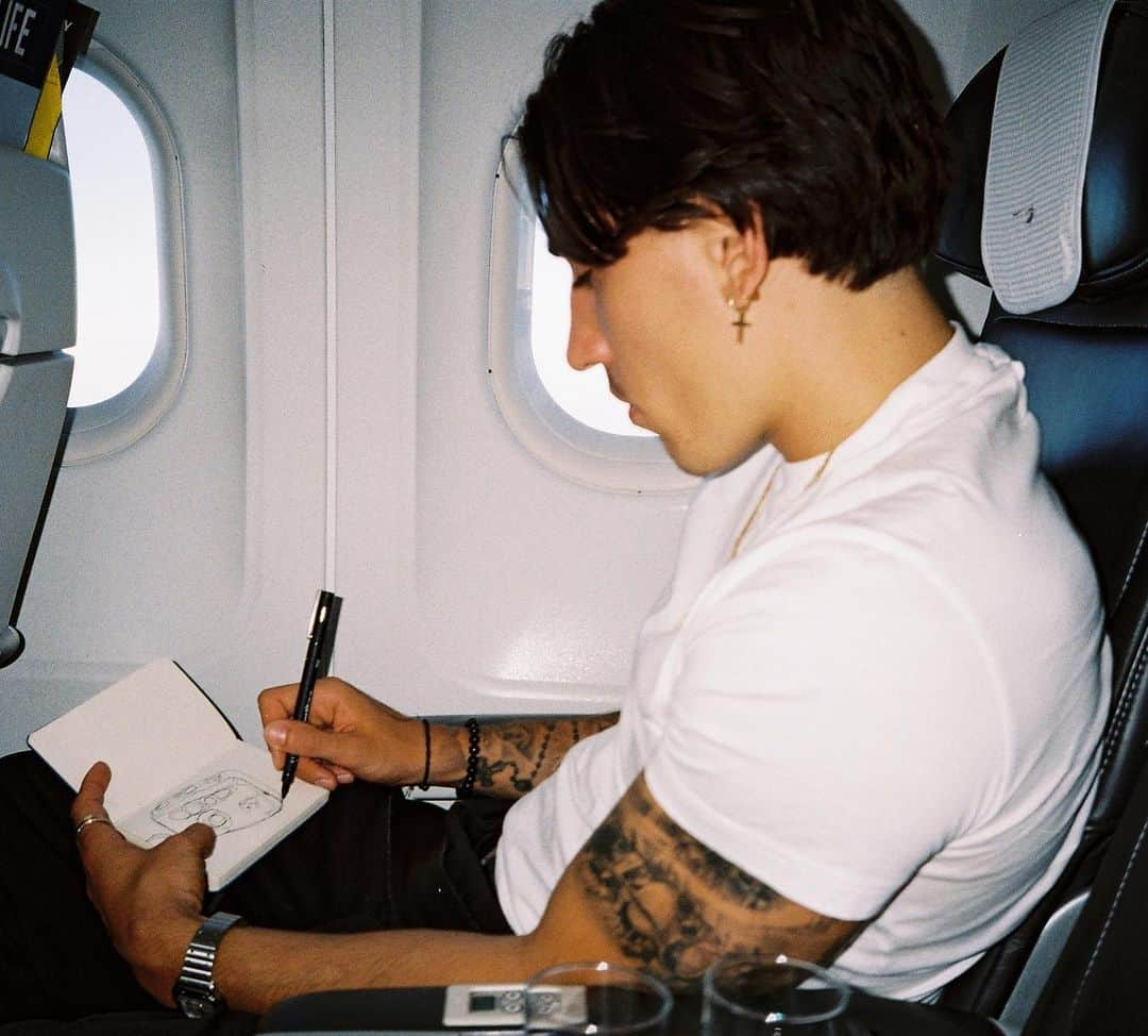 エクトル・ベジェリンさんのインスタグラム写真 - (エクトル・ベジェリンInstagram)「In flight pastime ✍🏼」8月7日 19時48分 - hectorbellerin