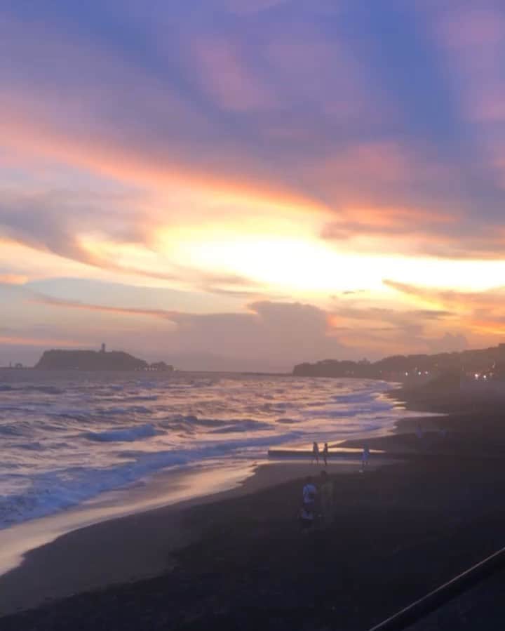 吉田愛璃のインスタグラム：「. . no filter🎬  最高。  #夕焼け #サンセット #サンセットビーチ #海 #江ノ島 #湘南 #2019summer #最高 #しあわせ #夏だね #海だね #あと何回行けるかな」