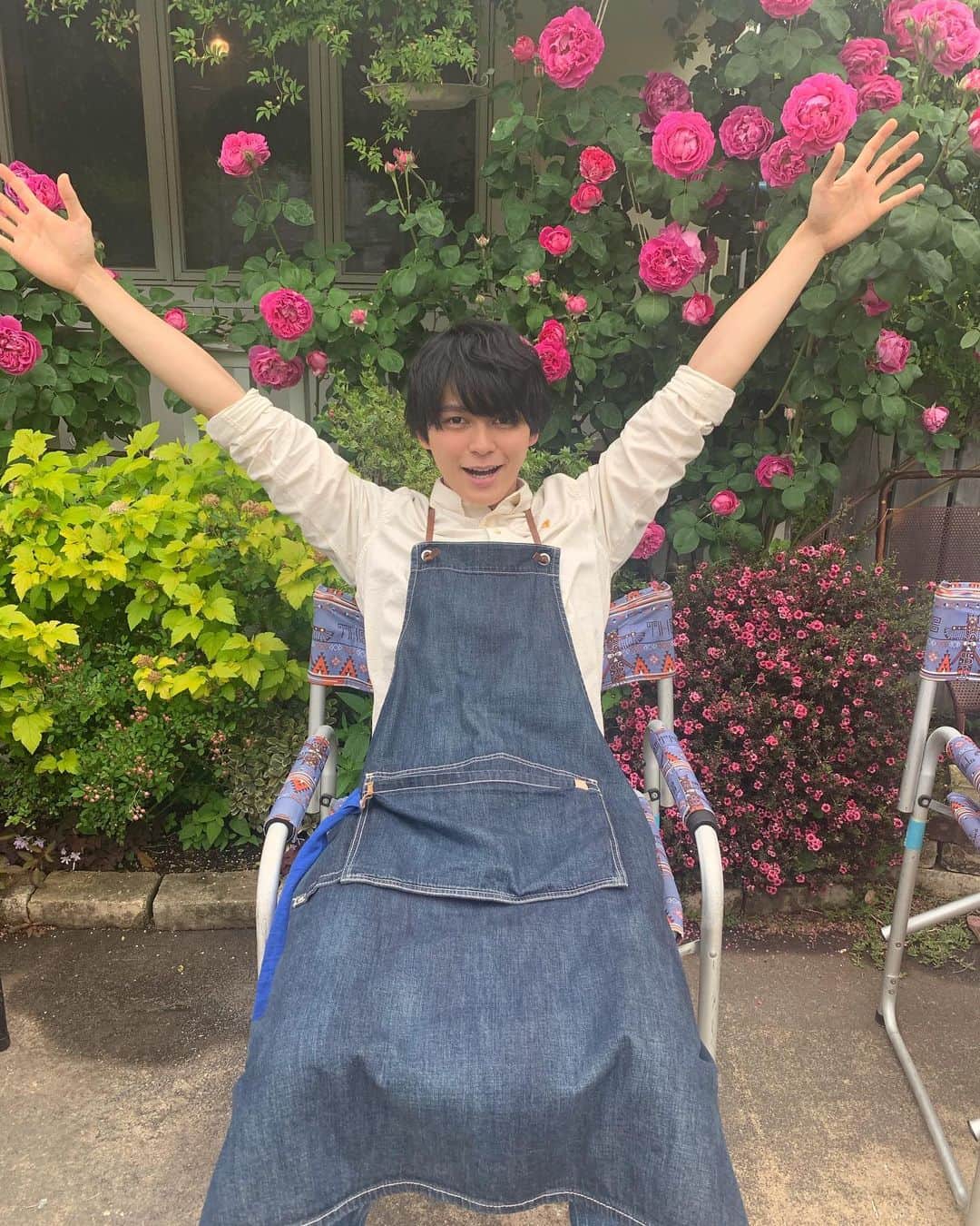 映画『午前0時、キスしに来てよ』のインスタグラム：「8/7本日は花の日🌻﻿ ﻿ 「ようこそ〜🙌」﻿ ﻿ あーちゃんが実家のお花屋さんをお手伝い中🌷ステキなお花選んでくれそう💐﻿ ﻿ お店のエントランスも綺麗なお花でいっぱい✨﻿ ﻿ #flower #花 #花の日 ﻿ #午前0時キスしに来てよ ﻿ #12月6日公開 #映画0キス ﻿ #0キス #0kiss﻿ #眞栄田郷敦 #浜辺彰 #あーちゃん﻿ #お花屋さん﻿ #あーちゃん家の花屋の名前はルーシーグレイ ﻿ #ルーシーグレイ ﻿ #デニムのエプロン ﻿ #似合ってます」