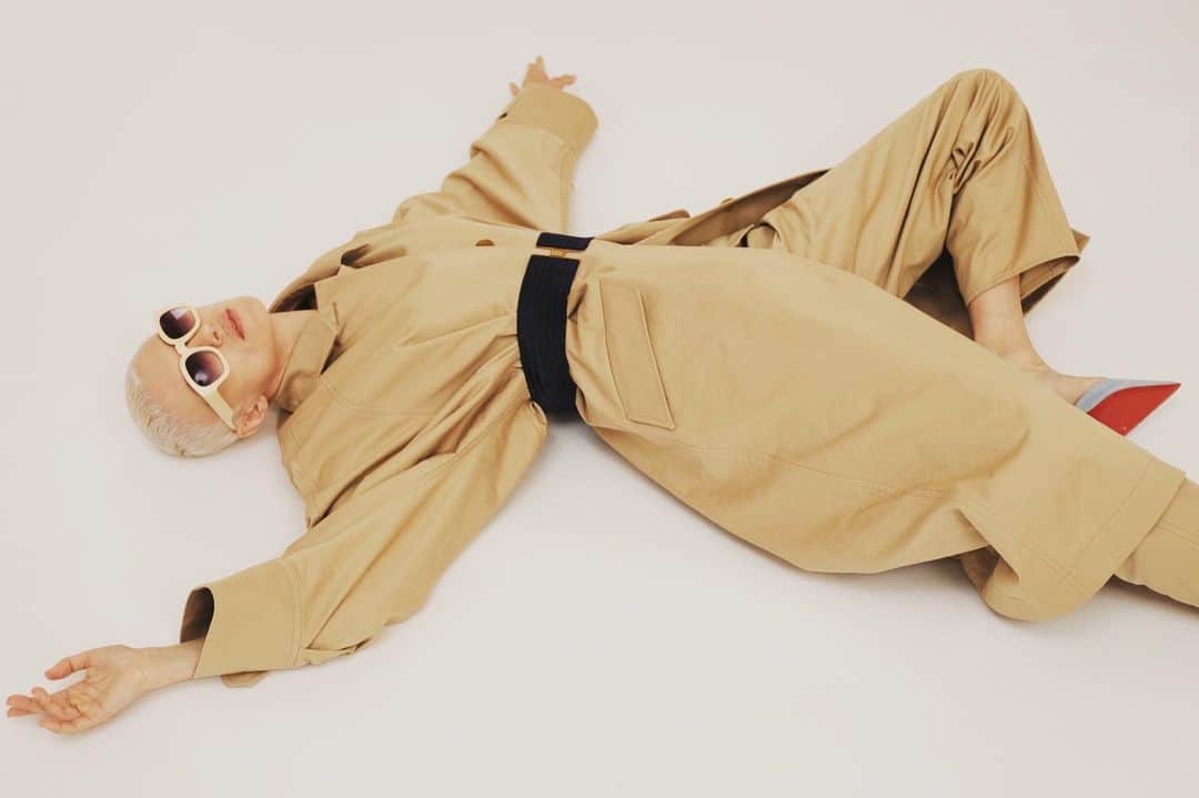 マーティン グラントのインスタグラム：「Beige Oversized Trench with navy elastic Belt and Cargo Pants from Look 6 MARTIN GRANT Resort 20 Collection.」