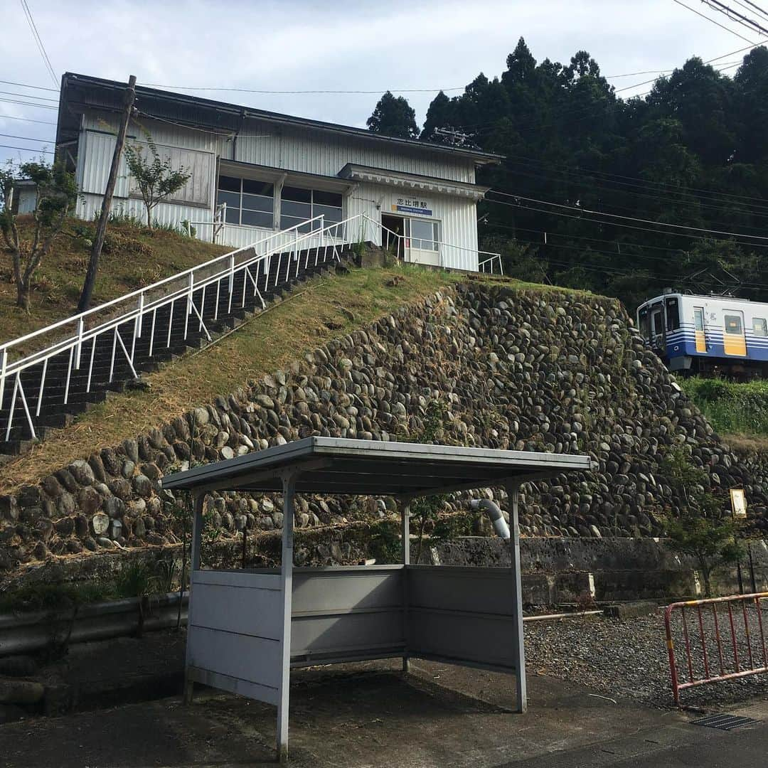 能町みね子さんのインスタグラム写真 - (能町みね子Instagram)「#よい駅 志比堺駅 勝山永平寺線/ まんまる石をつみあげた台の上に建つ超かわいい駅！石垣かわいい建物かわいい！景色もいい。これはたまらん。どの角度から撮ってもかわいい。駅舎は登録有形文化財だけど、内装をきれいにしすぎているのであんまり古い雰囲気がない」8月7日 20時01分 - nmcmnc