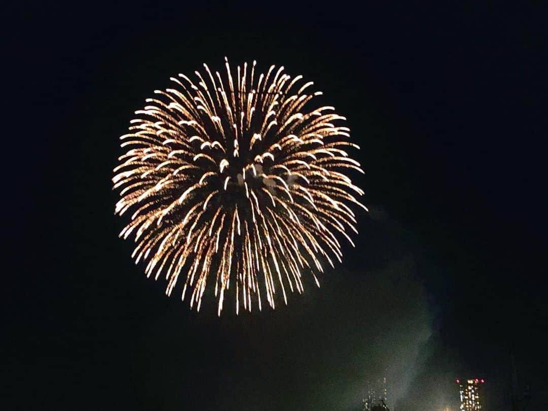 岡田ロビン翔子さんのインスタグラム写真 - (岡田ロビン翔子Instagram)「先日江戸川の花火大会へ〜 今度ラジオなのにフォトバトルがあることを伝えたら りさちゃんがカメラマンになってくれて(優しい) なっちゃんは照明を持って「ロビンちゃんいいよー！いいよー！と盛り上げてくれて(優しい) はまじゅんさんは動画をまわしてくれてて(優しい) 土井さんは暖かい目で見守ってくれてて(優しい) スタッフさんがその様子を撮ってくれました笑(優しい) あぁ負けちゃったけど楽しかったなあ〜  夏の思い出！みんなは花火見た？ #チーム #bayfm #江戸川花火大会」8月7日 19時57分 - i_am_robin0315