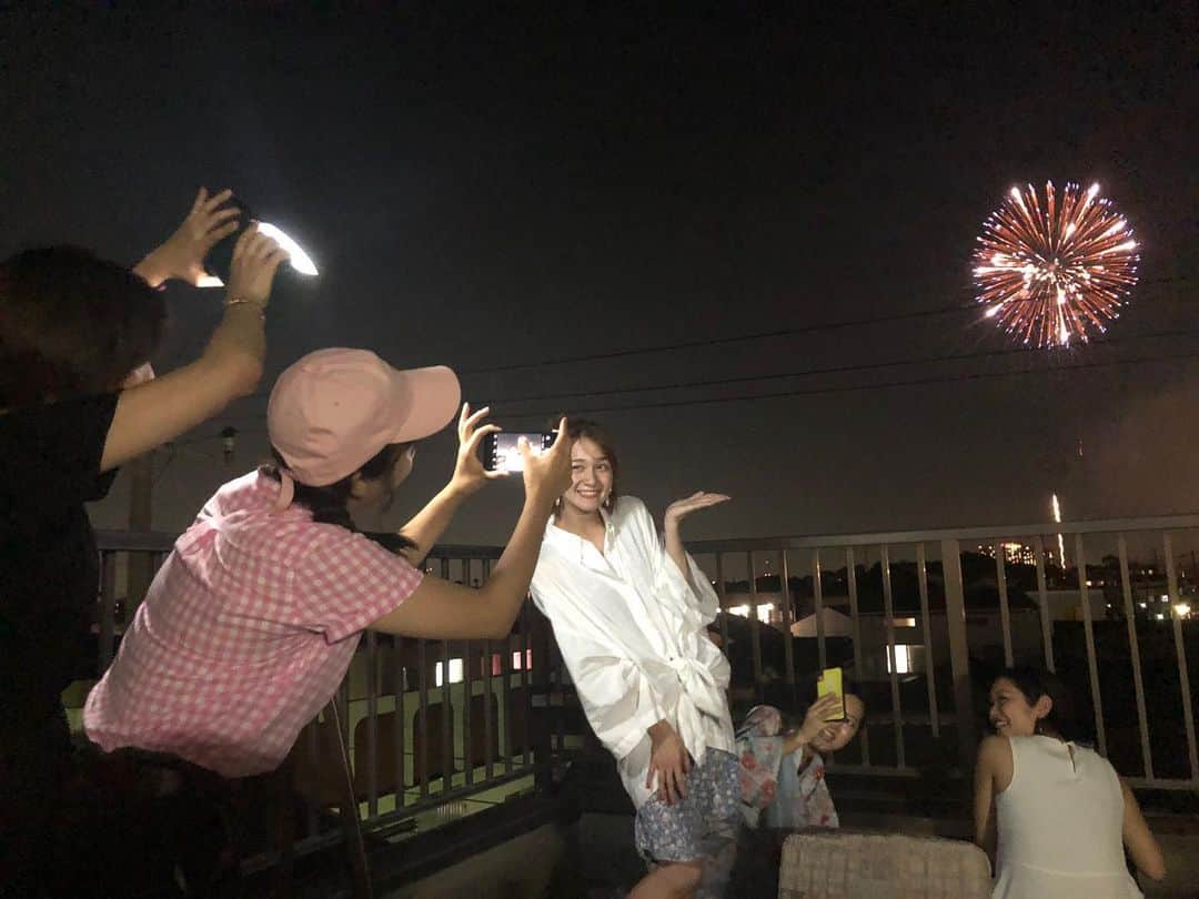 岡田ロビン翔子さんのインスタグラム写真 - (岡田ロビン翔子Instagram)「先日江戸川の花火大会へ〜 今度ラジオなのにフォトバトルがあることを伝えたら りさちゃんがカメラマンになってくれて(優しい) なっちゃんは照明を持って「ロビンちゃんいいよー！いいよー！と盛り上げてくれて(優しい) はまじゅんさんは動画をまわしてくれてて(優しい) 土井さんは暖かい目で見守ってくれてて(優しい) スタッフさんがその様子を撮ってくれました笑(優しい) あぁ負けちゃったけど楽しかったなあ〜  夏の思い出！みんなは花火見た？ #チーム #bayfm #江戸川花火大会」8月7日 19時57分 - i_am_robin0315