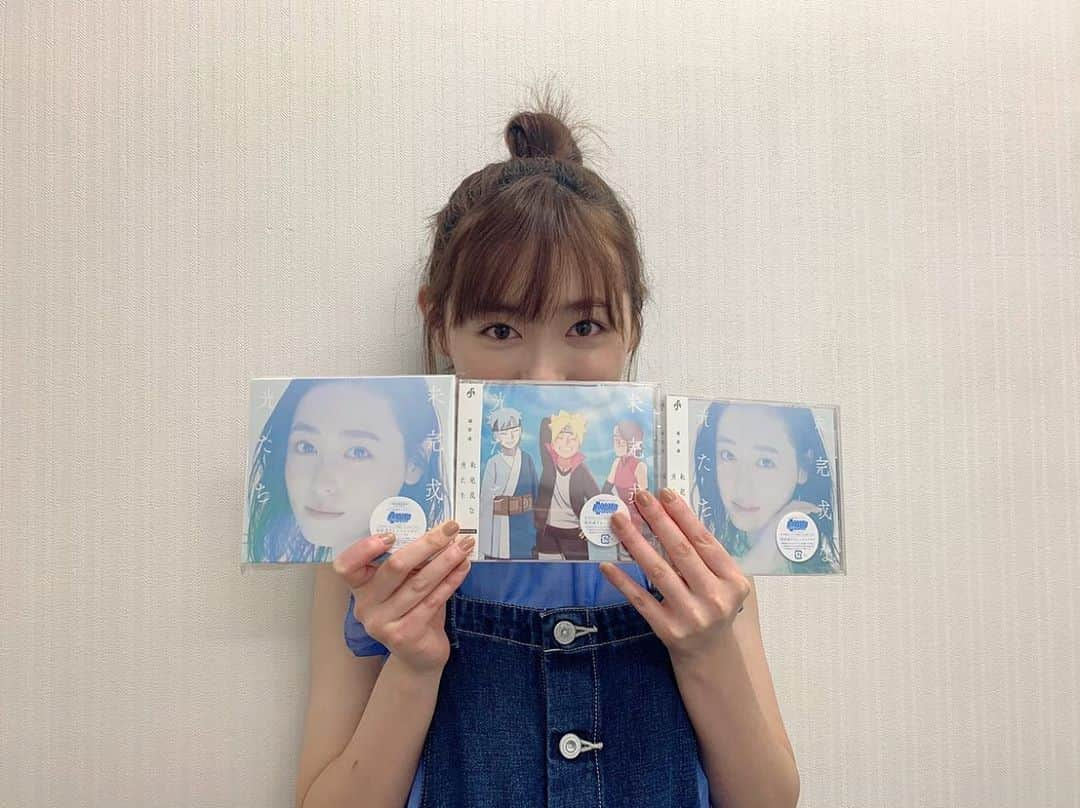 福原遥さんのインスタグラム写真 - (福原遥Instagram)「福原遥ソロデビューシングル 「未完成な光たち」いよいよ本日発売です！！ 大好きなスタッフの皆さんと温めて温めて作りました。こうしてこの日を迎えられたことに感謝の気持ちでいっぱいです。  自分にとって「歌」は、小さい頃からいつも身近な存在にあって、色んなエネルギーをもらい支えられていました。  だからいつか、私からも歌で色んな思いを届けられて、誰かに寄り添えるような歌を歌ってみたいなと思っていたので、今回こうしてスタートできるのがとても嬉しいです。  まだ歌手としても未熟で、自分の引き出しも少ないですが、もっともっと表現力を身につけて皆さんに刺さるような、そして皆さんと繋がれるような歌を届けられるよう頑張りたいです！  そして！そして！ リリースイベントが3日間あります！  08.10 東京 タワーレコード渋谷B1F 08.11東京 ららぽーと豊洲 08.12大阪 あべのキューズモール  皆さんに直接この曲を届けられるのがとても嬉しいです😌 是非遊びに来てください✨  歌手福原遥としてもよろしくお願い致します！」8月7日 20時00分 - haruka.f.official