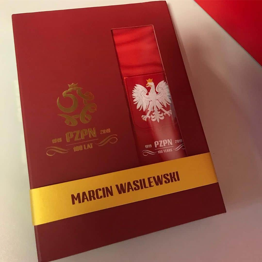 マルチン・ヴァシレフスキのインスタグラム：「Miły prezent od @laczynaspilka nice gift from #pzpn#100years」