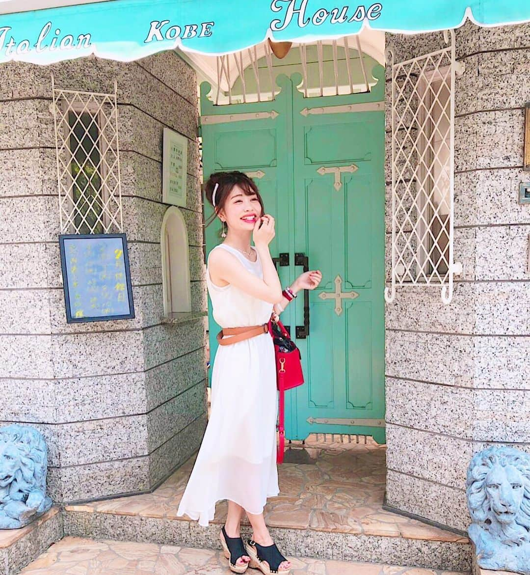 高橋里彩子さんのインスタグラム写真 - (高橋里彩子Instagram)「夏ワンピコーデ♥️﻿ ﻿ おしゃれ&楽ちんワンピ〜！﻿ ﻿ ﻿ おしゃれなのに楽チンワンピは﻿ 今年もトレンドだよ☺︎﻿ ﻿ 白は涼しげな色味で抜け感たっぷりで﻿ 爽やかなイメージに\( *´ω`* )/﻿ ﻿ ﻿ ほんとワンピは楽だしコーデ考えなくてすむのにおしゃれに決まるのがいいよね🌸﻿ ﻿ ﻿ ﻿ ﻿ ﻿ ⸜❤︎⸝〜𝚌𝚘𝚍𝚎〜⸜❤︎⸝﻿ ﻿ ﻿ ❥#ロングワンピース ﻿ ﻿ #ロイヤルパーティー﻿ #ROYALPARTY﻿ 154cmの私でこの丈感♥️﻿ ﻿ この服すごいお気に入りなんだぁ〜😋🌸﻿ ﻿ ﻿ ❥ベルト﻿ @decorative_official ﻿ ﻿ ﻿ ❥バック﻿ #fifth﻿ @﻿ ﻿ 最近このバック多め😂💗﻿ 赤って差し色になるから好きなんだよね✧*｡﻿ ﻿ ﻿ ﻿ ★〜ポイント〜★﻿ ﻿ ﻿ 白は膨張色だから﻿ ウエストベルトでお腹引き締めで、着痩せ効果を😝💞﻿ ﻿ ﻿ ﻿ ﻿ ヘアアレンジは﻿ お団子ヘアにして小顔効果にしてるよ🐰💕﻿ ﻿ ﻿ 少しでも﻿ 参考にしてもらったら嬉しいです💗﻿ ﻿ ﻿ ﻿ ﻿ ﻿ ﻿ #ワンピースコーデ #白ワンピ #コーデ #低身長コーデ  #モテコーデ #オルチャンコーデ #休日コーデ #大人女子コーデ #夏服コーデ #楽ちんコーデ #サマーコーデ  #楽チンコーデ #旅行コーデ #150cmコーデ #sサイズコーデ #オルチャンファッション #きれいめファッション #20代ファッション #韓国ファッションコーデ #サマーファッション #旅行ファッション #流行ファッション ﻿#りちゃこスタイル」8月7日 20時08分 - konkonwanwan