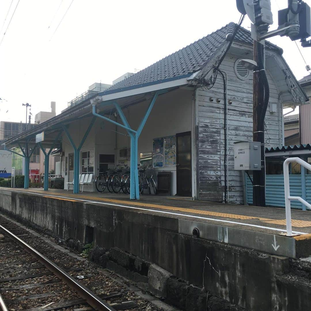 能町みね子さんのインスタグラム写真 - (能町みね子Instagram)「#よい駅 松岡駅 勝山永平寺線/ こちらも登録有形文化財で、こっちのほうが文化財っぽさは強い。駅員さんがぶらっと来た近所の人とよくしゃべるという最高のパターン」8月7日 20時11分 - nmcmnc