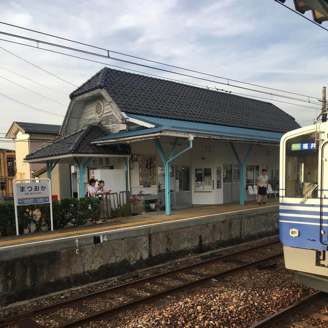 能町みね子さんのインスタグラム写真 - (能町みね子Instagram)「#よい駅 松岡駅 勝山永平寺線/ こちらも登録有形文化財で、こっちのほうが文化財っぽさは強い。駅員さんがぶらっと来た近所の人とよくしゃべるという最高のパターン」8月7日 20時11分 - nmcmnc