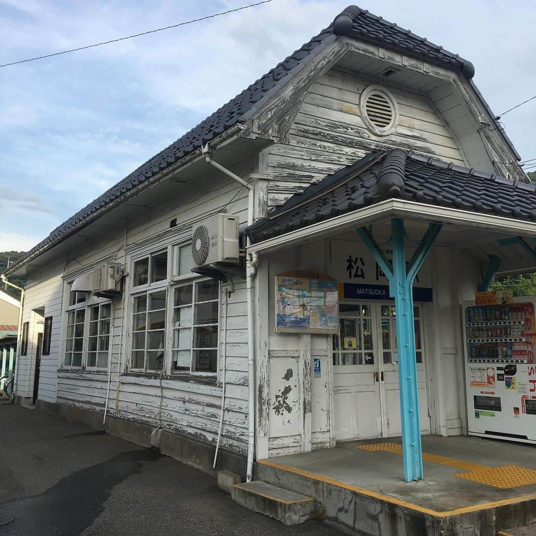 能町みね子さんのインスタグラム写真 - (能町みね子Instagram)「#よい駅 松岡駅 勝山永平寺線/ こちらも登録有形文化財で、こっちのほうが文化財っぽさは強い。駅員さんがぶらっと来た近所の人とよくしゃべるという最高のパターン」8月7日 20時11分 - nmcmnc