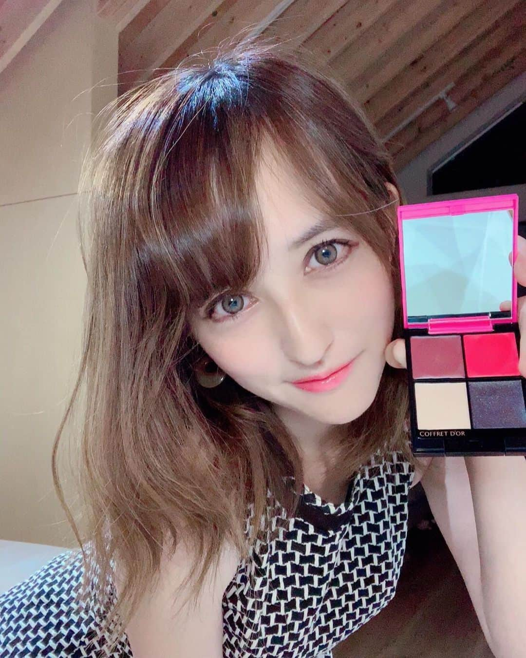 奥山絵里奈さんのインスタグラム写真 - (奥山絵里奈Instagram)「#夜デート 仕様のメイクをしたよ💄  夜のデートといえば色っぽい#艶メイク 💋  艶艶アイテムとして  今回#コフレドールマルチデザイニングパレット モードグロウ を使用しました！  このマルチデザイニングパレットはこれだけでチーク、ハイライト、アイシャドウ、 リップ 全て揃う優秀なパレット！  動画で簡単にメイクが完成する工程を撮ったので見てみてね！  これ一つでほとんどメイクが済む荷物が少なくていい！  使用感はオイルベースなので塗りやすく肌馴染みも凄くいい。艶っと潤った肌や唇、 濡れた瞳のような仕上がりになってとても艶っぽい。  湿度や艶が演出出来るので 色っぽいメイクをしたい人にオススメ💄 後、艶肌はシワや年齢を緩和出来るのでそこもオススメ！  このコフレドールマルチデザイニングパレット は2019年9月1日数量限定発売予定ですよ🤗 WEBでは8月6日から先行発売なので要チェック！  #コフレドール  #coffretdor #夜空ツヤ ##twinklenightcollection #夜空ツヤメイク #マルチデザイニングパレット #pr #メイク動画  #コスメ好きさんと繋がりたい  #艶メイク  #アラサーメイク  #アラフォーメイク  #艶アイシャドウ」8月7日 20時12分 - erinaokuyama