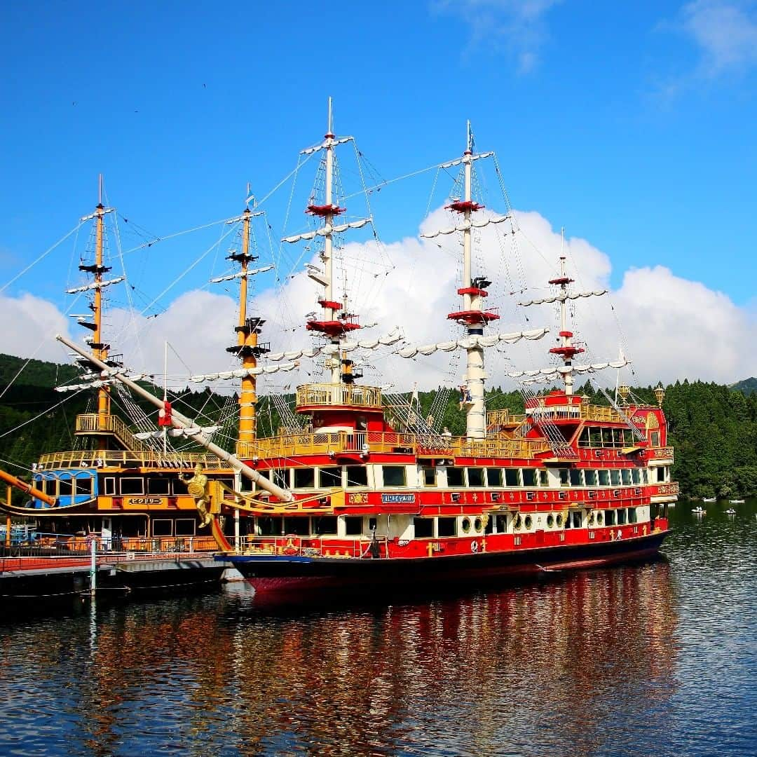 天翠茶寮さんのインスタグラム写真 - (天翠茶寮Instagram)「【お盆の箱根イベント🛳️】 猛暑日が続いていますが、体調は崩されていないですか？ お盆も間近となりましたが、 本日は旅先がまだお決まりでない方へ朗報です！  箱根の人気の観光スポットの一つ、芦ノ湖で今年初の試みである“海賊船クルーズ”が実施されます。 賊船クルーズ「箱根芦ノ湖Pirates of Sunset Cruise」は、海賊船内にて劇団員による本格的な海賊ショーを観ながら、ビュッフェをお楽しみいただける特別イベント。  海賊をイメージとした骨付き肉に、ワイン、ビールなどのお酒の用意もあるため、お子様だけでなく大人も楽しいクルーズとなっています。  日程は8月17日(土)・24日(土)・31日(土)・9月14日(土)・21日(土)の5日間開催、航路は箱根町港17:30出港→箱根町港19:00帰港と予定されています。 完全予約制となっておりますので、箱根観光船公式サイト内特設ページよりご予約にお進みください。  そして天翠茶寮では22時までチェックインを受け付けておりますので、クルーズの後夕涼みを楽しんだ後でも間に合います🎐 チェックイン後は温泉で身体を休め、自慢の足湯Barでしっとり大人のひと時をお過ごしください。 直近では8月17日（日）の朝食付きプランがご予約受付中✨ ご家族で、カップルで、ご友人同士で この夏は箱根でとっておきの思い出を！  チェックインは22時まで▼朝食付きプラン →https://directin.jp/?x=A31AJ7  #箱根#強羅#天翠茶寮#天翠#旅#旅行#夏休み#お盆#箱根旅行#リゾート#避暑地#家族旅行#女子旅#温泉#夏祭り#足湯#bar#大文字焼き#花火#芦ノ湖#避暑地#パワースポット#イベント#海賊船#箱根神社#九頭竜神社#芦ノ湖#japan#hakone#trip」8月7日 20時16分 - tensui_saryo