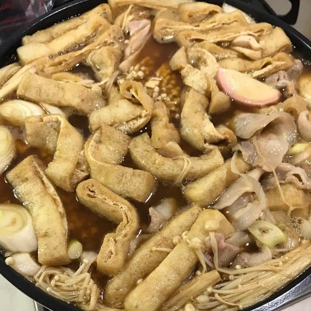 ハチミツ二郎さんのインスタグラム写真 - (ハチミツ二郎Instagram)「ちゃんこ鍋作ってる様に見えますが、これ スガキヤのインスタント味噌煮込みうどんです。」8月7日 20時17分 - jirohachimitsu