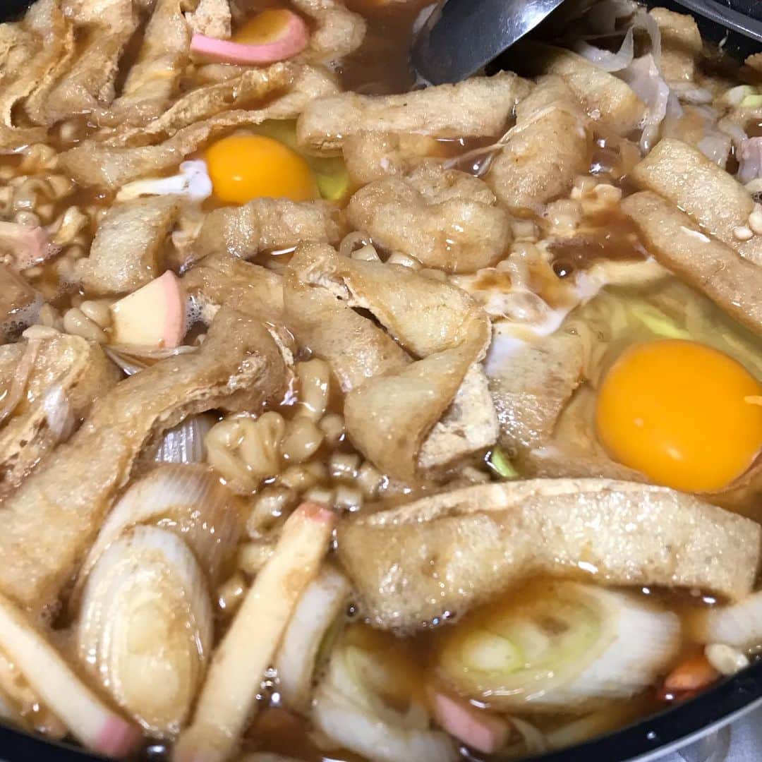 ハチミツ二郎さんのインスタグラム写真 - (ハチミツ二郎Instagram)「ちゃんこ鍋作ってる様に見えますが、これ スガキヤのインスタント味噌煮込みうどんです。」8月7日 20時17分 - jirohachimitsu