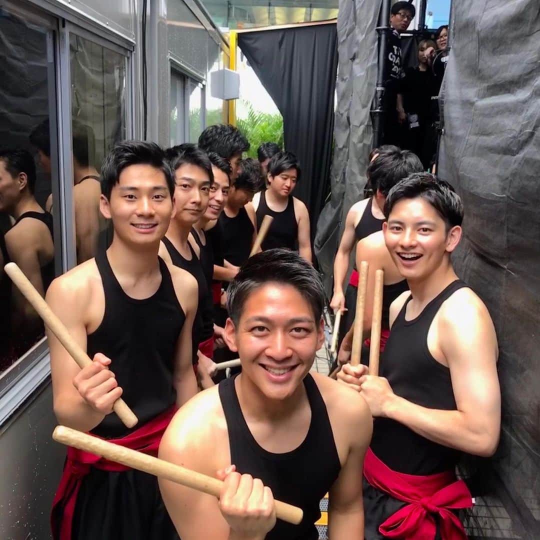 フジテレビアナウンサーのインスタグラム：「こんにちは！ フジテレビ新人アナウンサーの堀池亮介(ほりいけ りょうすけ)です😊  先日、今開催中のフジテレビの夏イベント「ようこそ‼︎ワンガン夏祭り THE ODAIBA 2019」でオマツリ男アナによる太鼓ステージがありました！ 多くの方の前で太鼓を披露するのは緊張しましたが、成功させることができて良かったです！  次回のオマツリ男アナのステージは、 8月8日！「#フジテレビの日 」に行われます！！ この日は、13:00〜と16:30〜の2回もステージがある予定ですので、皆さんぜひ見にきてください！！ 一生懸命頑張ります💪🏽 #フジテレビアナウンサー #THEODAIBA2019 #オマツリ男アナ #榎並大二郎 #立本信吾 #木下康太郎 #谷岡慎一 #生田竜聖 #酒主義久 #木村拓也 #大村晟 #内野泰輔 #上中勇樹 #藤井弘輝 #安宅晃樹 #黒瀬翔生 #今湊敬樹 #大川立樹 #堀池亮介」