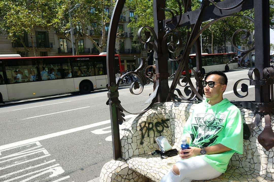 DJ DAIKI（若林大輝）さんのインスタグラム写真 - (DJ DAIKI（若林大輝）Instagram)「Park Guell Casa Batllo&Casa Mila🇪🇸 . 朝起きてホテルを飛び出すと 日常のちっぽけな事など 全て忘れさせてくれる バルセロナの心地よい太陽の光。 . そして最高に気持ち良い太陽の元 ガウディが残した 世界的な建造物を仲間達と周り 右脳をガンガン刺激💪💪💪 . 時には日常を離れ こういう時間が凄く大切で 色々アイデアが生まれる クリエイティブな時間。」8月7日 20時22分 - daiki.wakabayashi