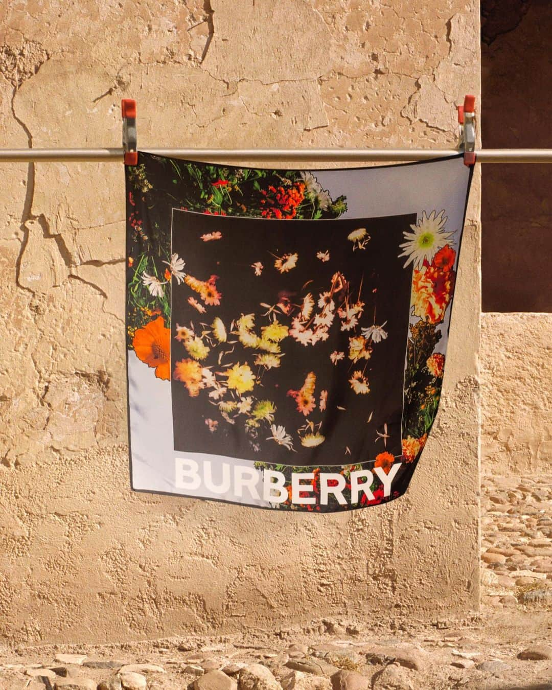 Burberryさんのインスタグラム写真 - (BurberryInstagram)「The Floral Print Silk Scarf . A modern interpretation of bold floral prints, discovered on vintage scarves in the #Burberry archive . #BurberryGeneration」8月7日 20時24分 - burberry