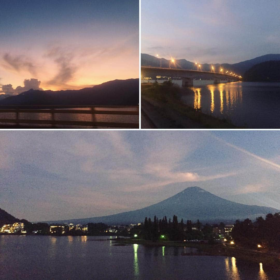 ほうとう 富士の茶屋のインスタグラム：「こんばんは、富士の茶屋です🗻 ・ 今日は夕焼けと富士山がとても綺麗でした😊✨夜に向かう景色を見るのもまた楽しいですね☺️姉妹店の『完熟屋河口湖店』の近く、河口湖大橋からは湖と富士山が綺麗に見えます✨ ・ #ほうとう#富士の茶屋#富士山#河口湖#完熟屋河口湖店#大池公園#河口湖大橋#夕焼け ・ #近く#すばるランド#山中湖#PICA富士吉田#北麓公園#忍野八海」